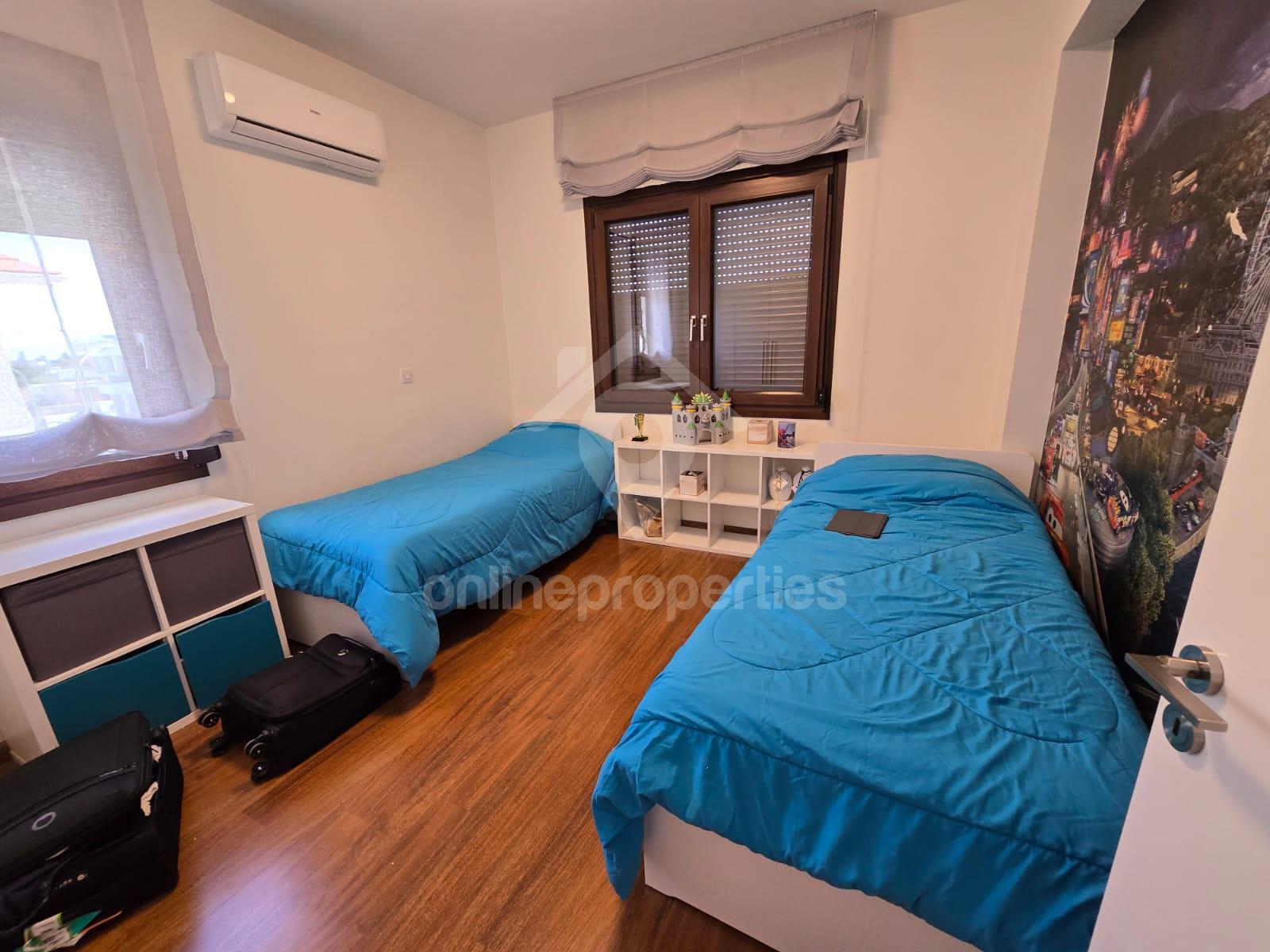 To change image, hover mouse over thumbnails below