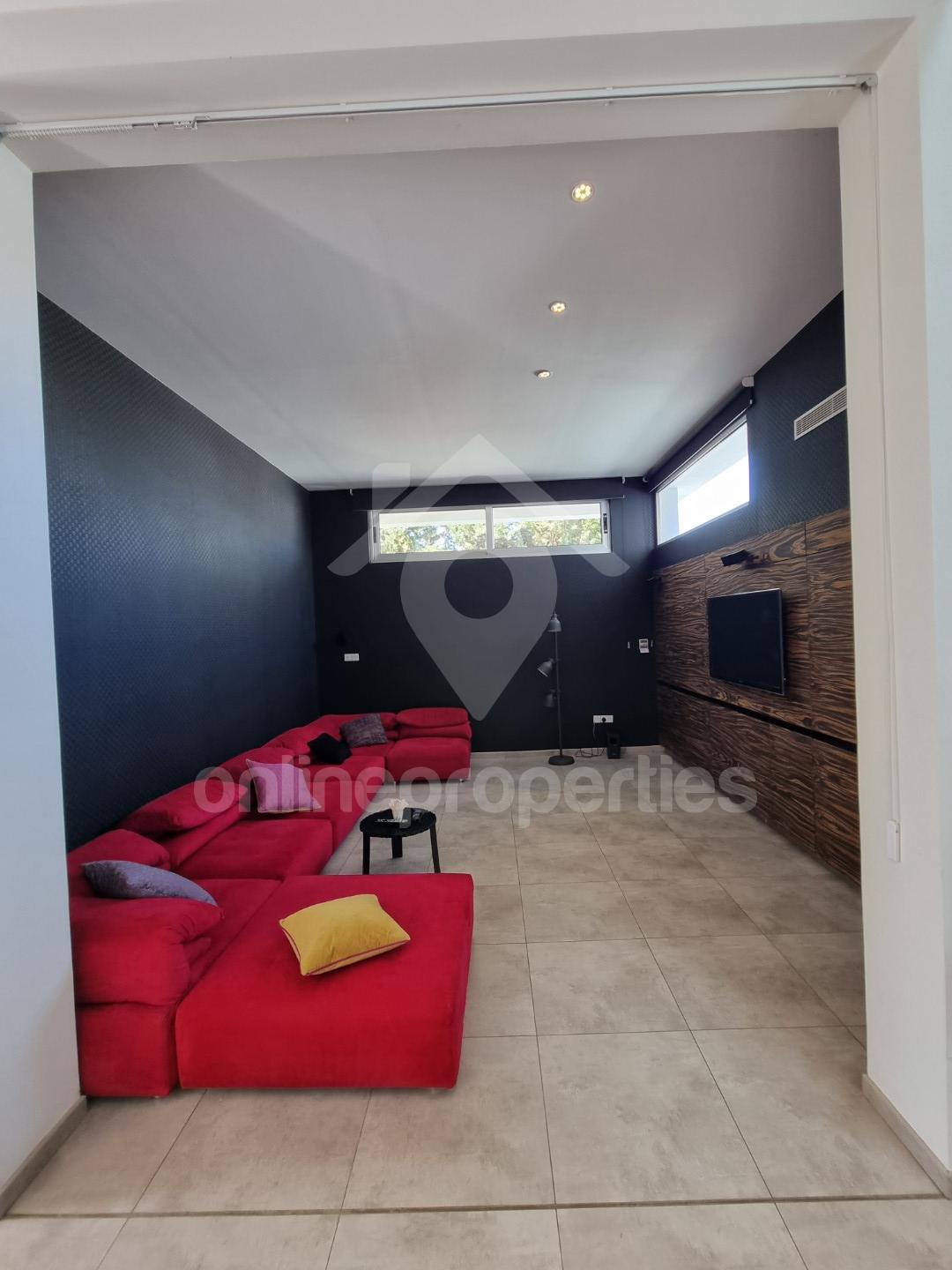 To change image, hover mouse over thumbnails below