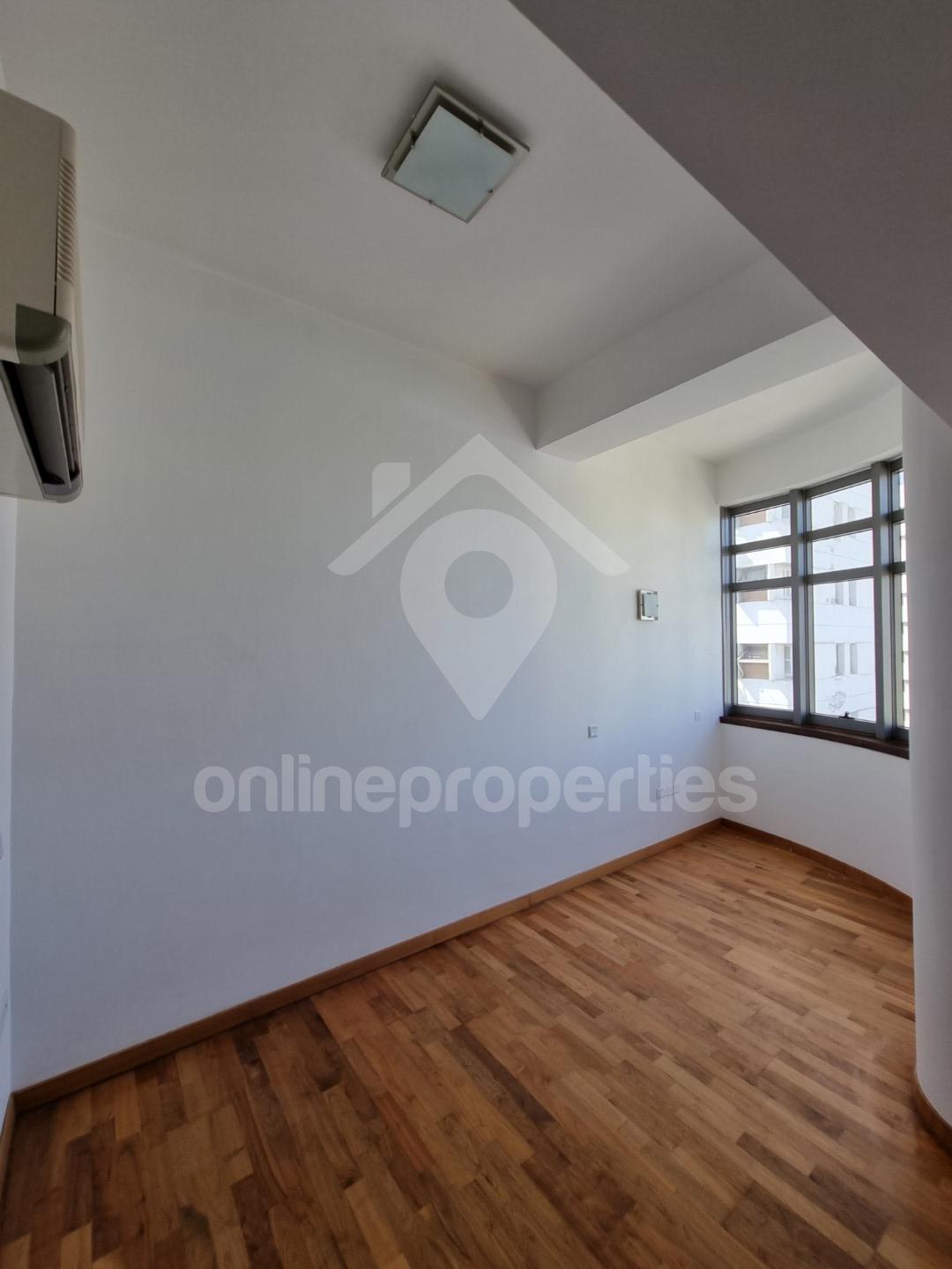 To change image, hover mouse over thumbnails below