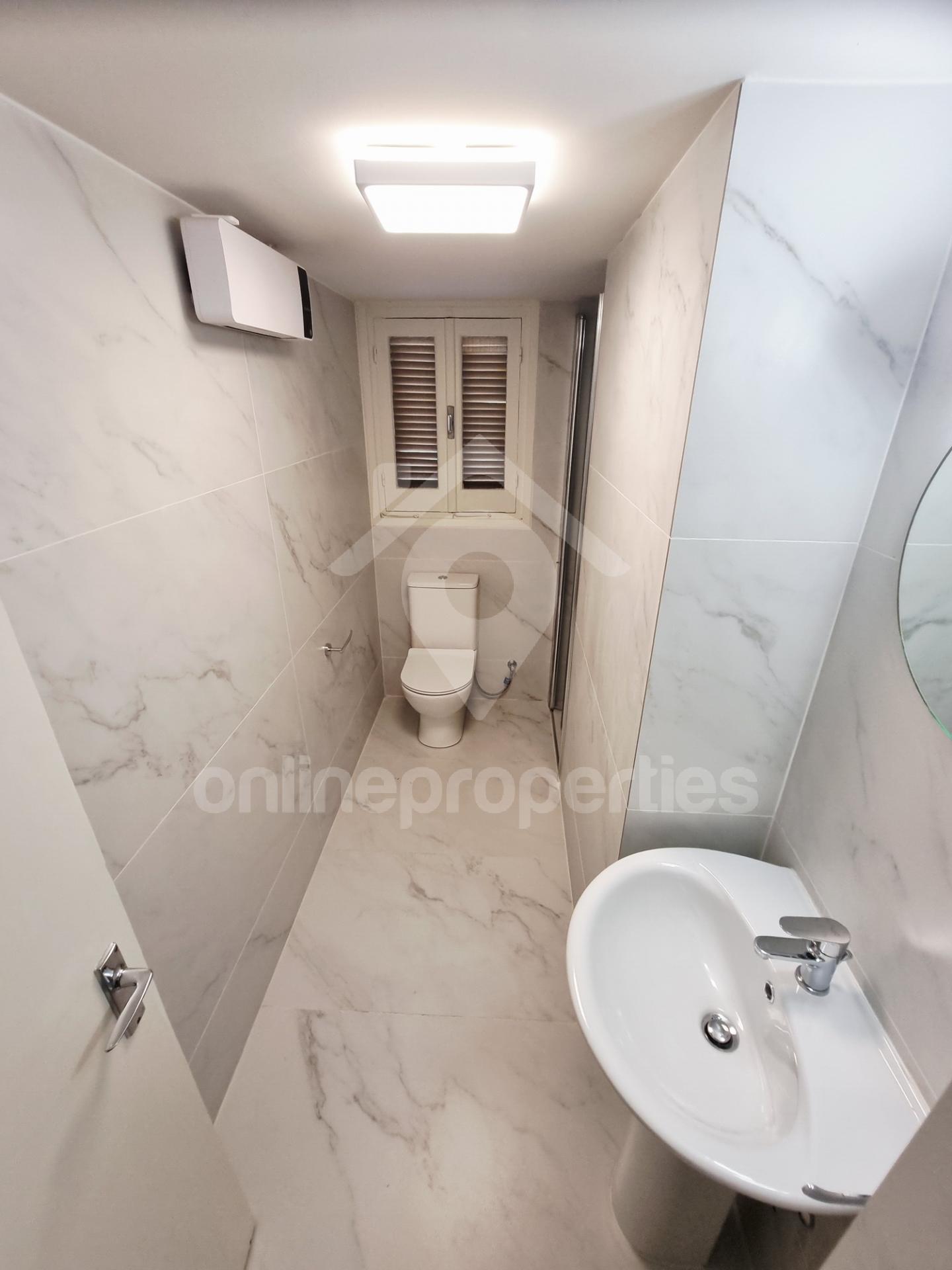 To change image, hover mouse over thumbnails below