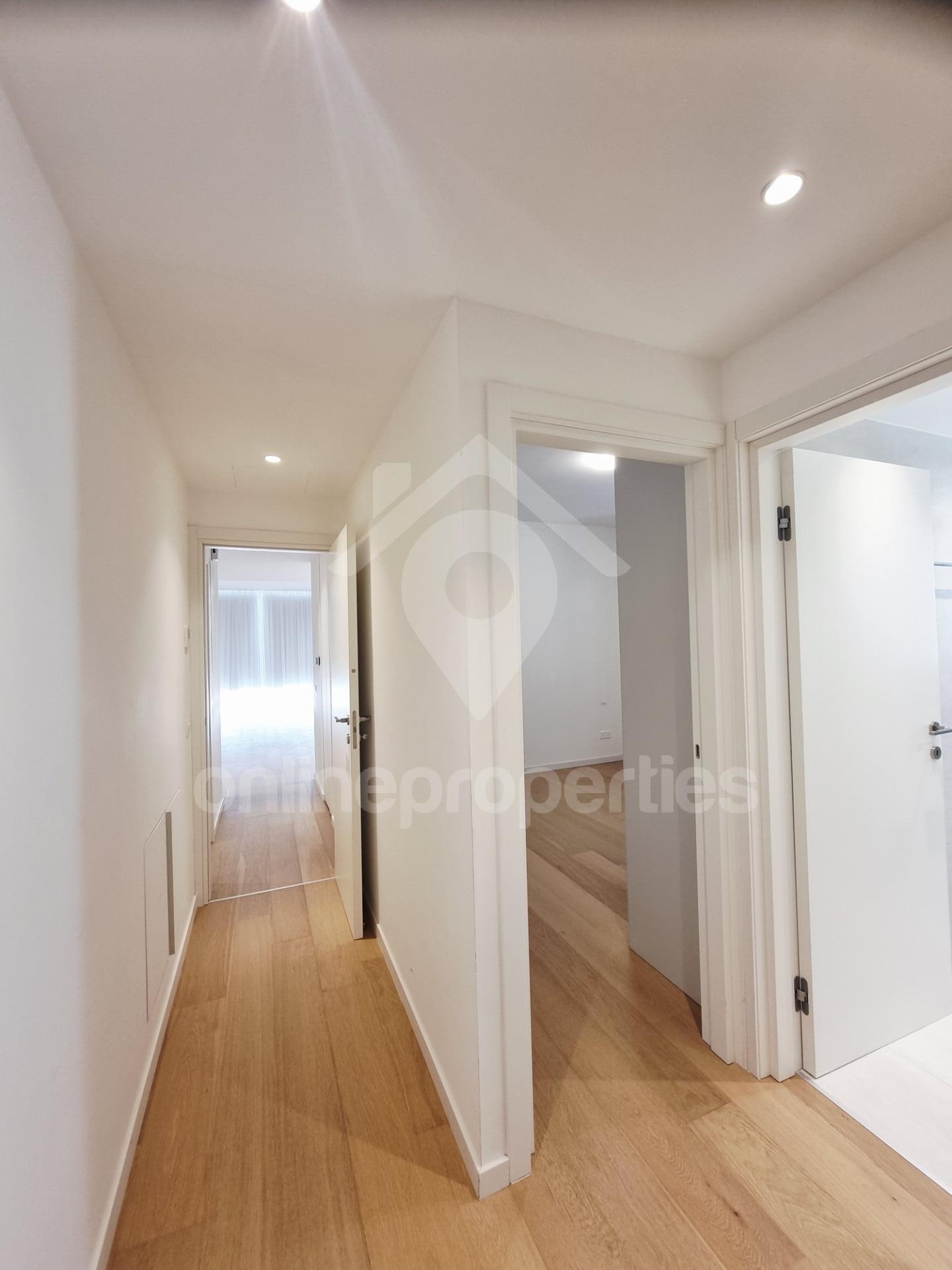 To change image, hover mouse over thumbnails below