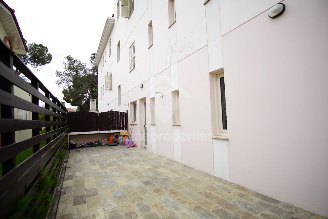 To change image, hover mouse over thumbnails below