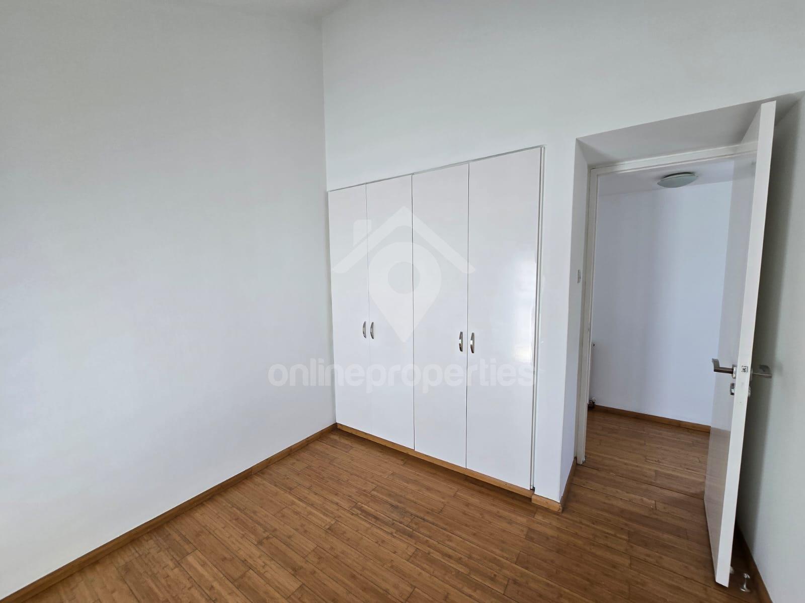 To change image, hover mouse over thumbnails below