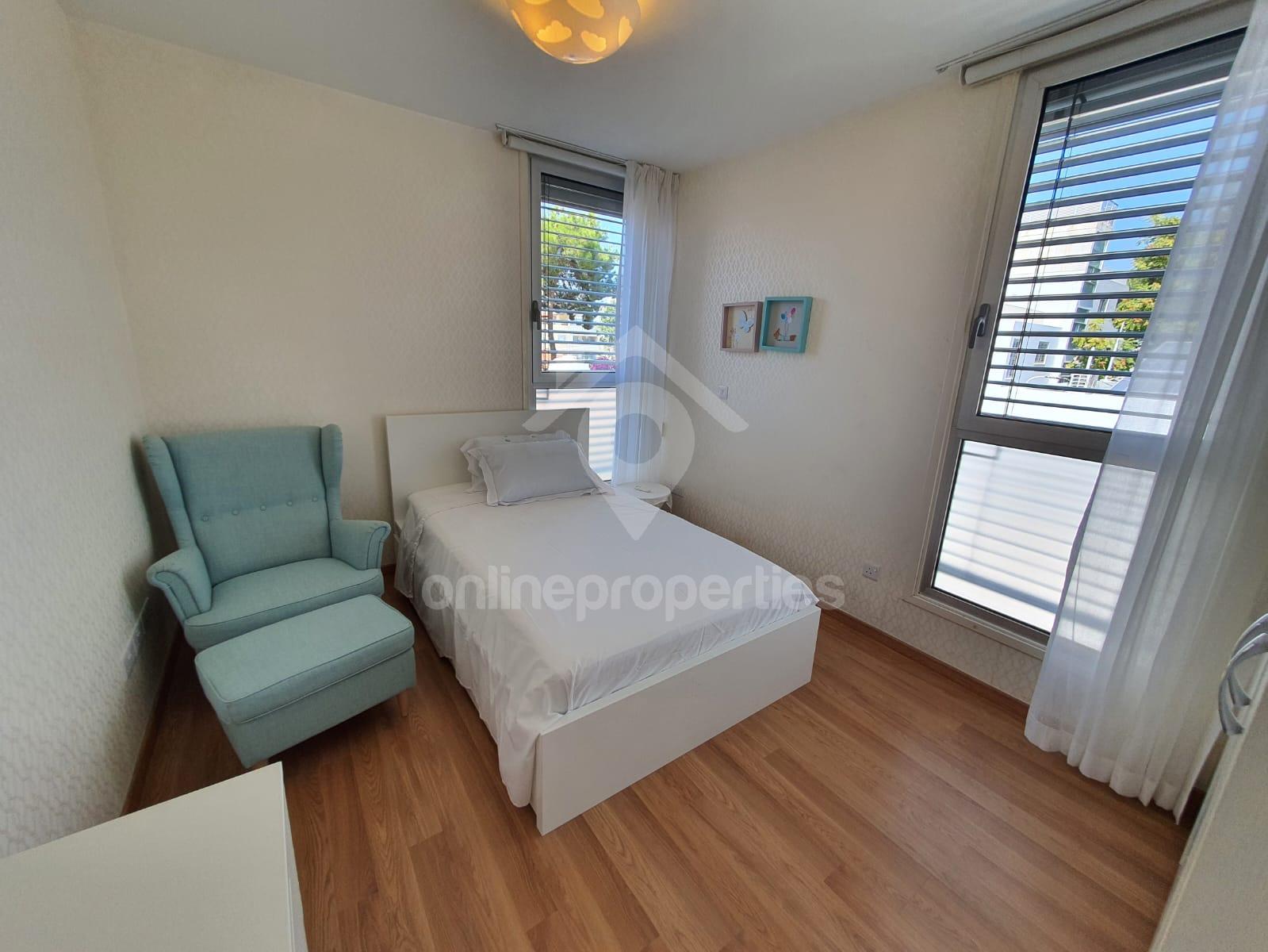 To change image, hover mouse over thumbnails below