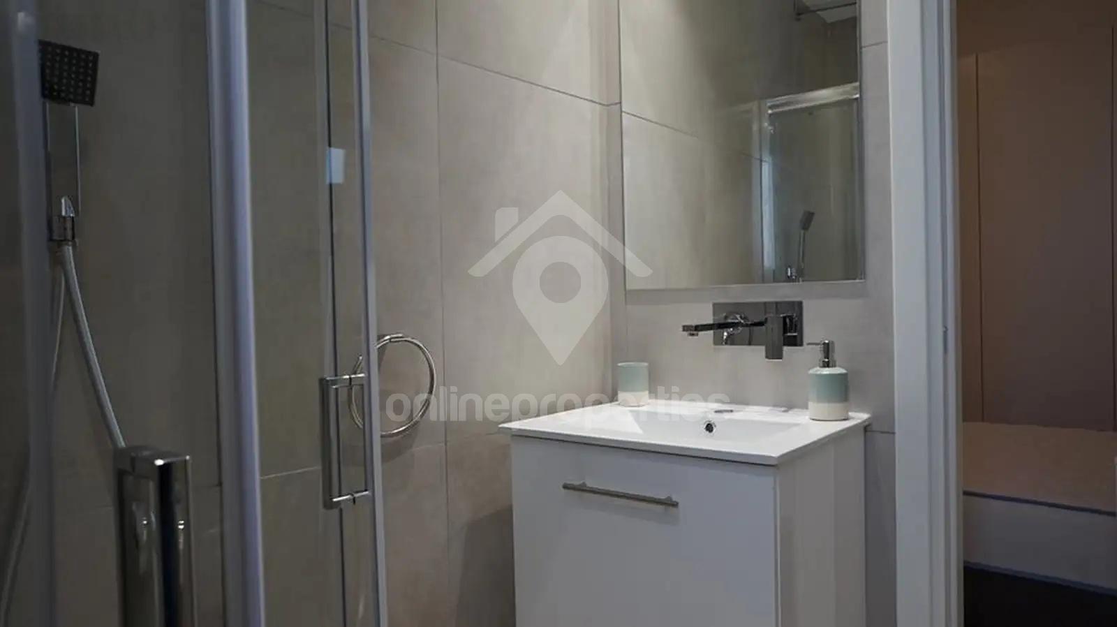 To change image, hover mouse over thumbnails below