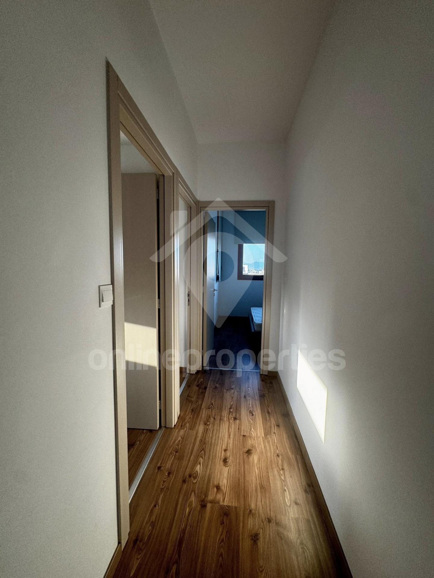 To change image, hover mouse over thumbnails below