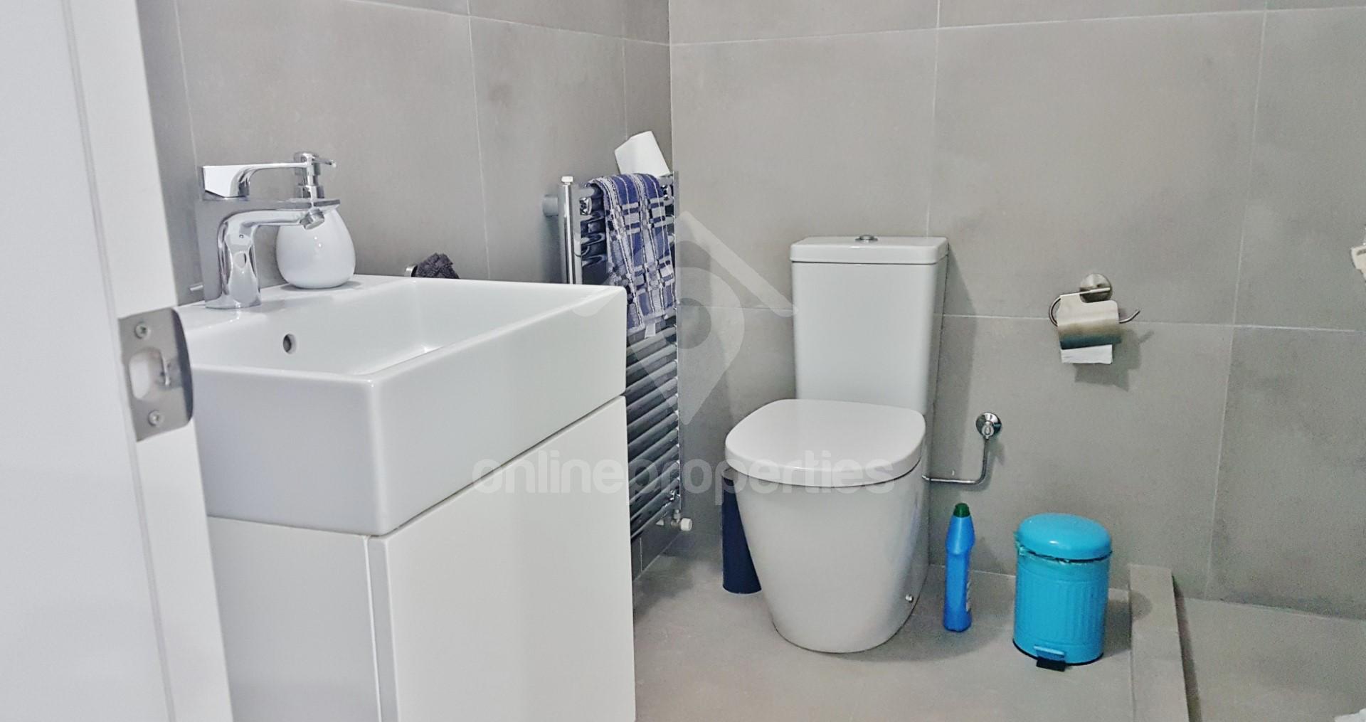 To change image, hover mouse over thumbnails below