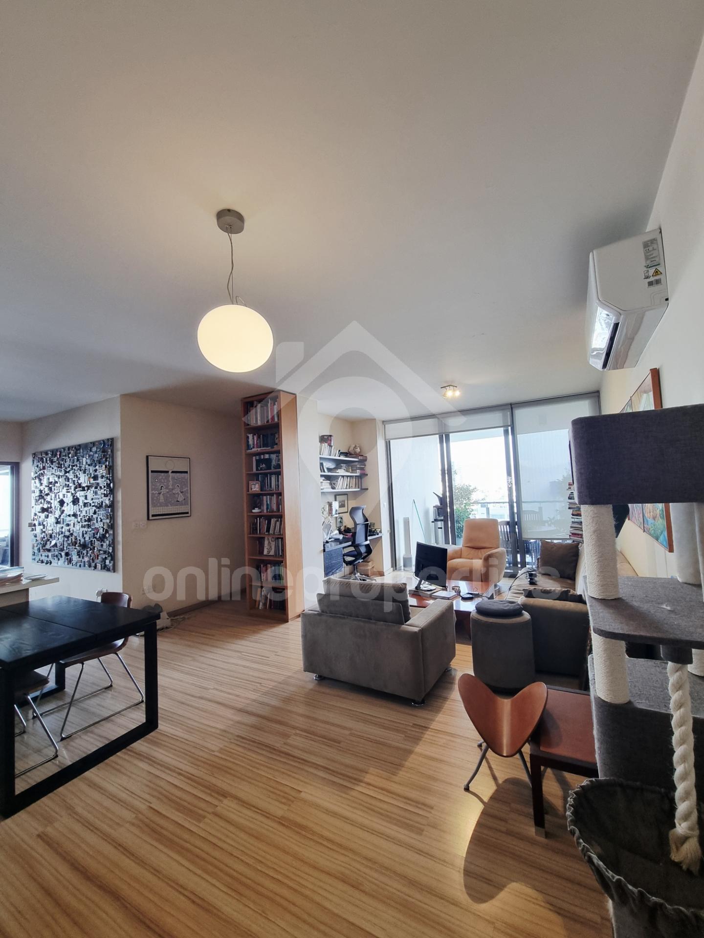 To change image, hover mouse over thumbnails below