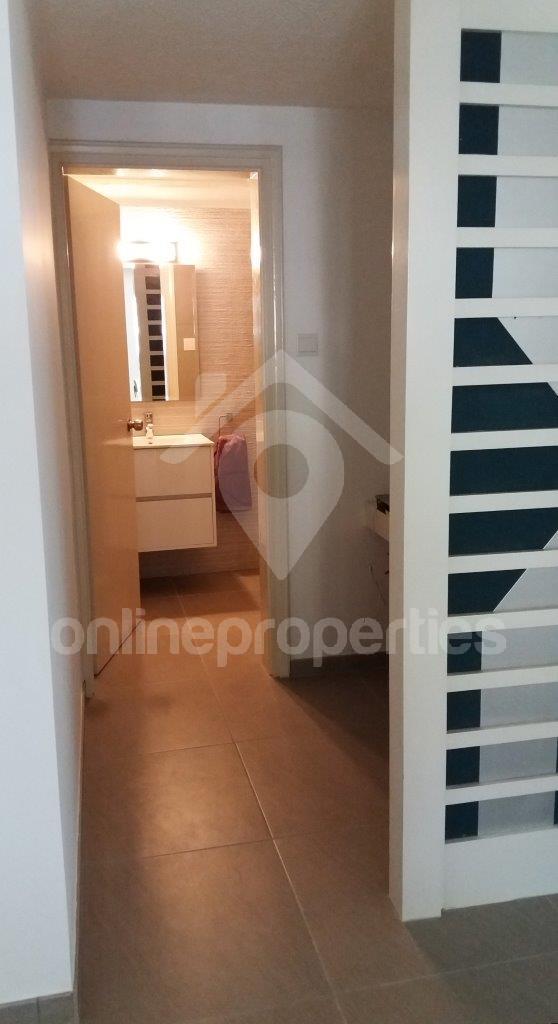 To change image, hover mouse over thumbnails below