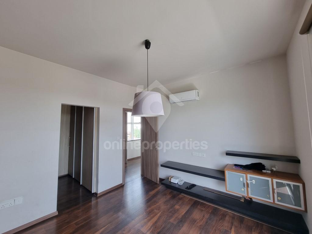 To change image, hover mouse over thumbnails below