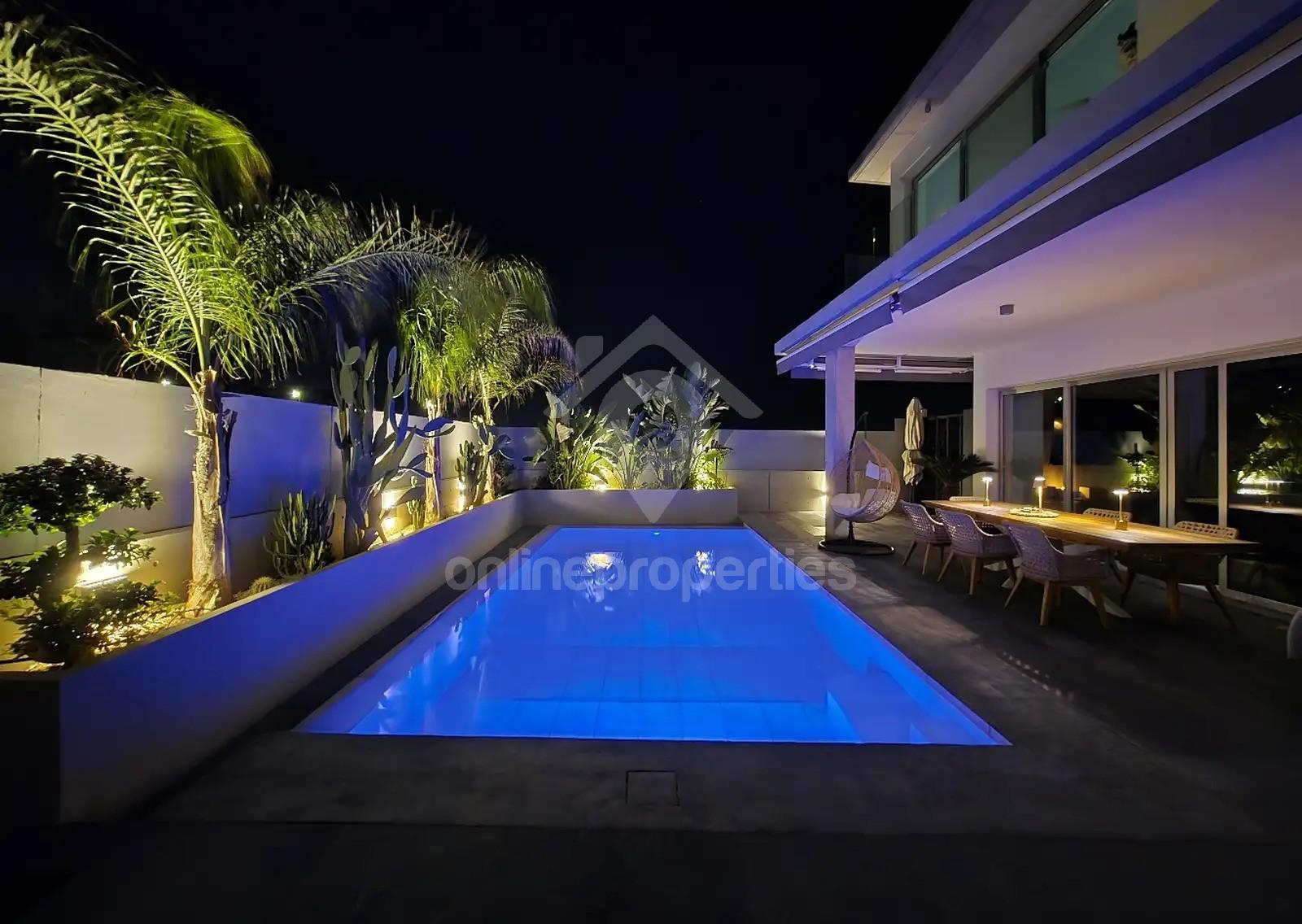 To change image, hover mouse over thumbnails below