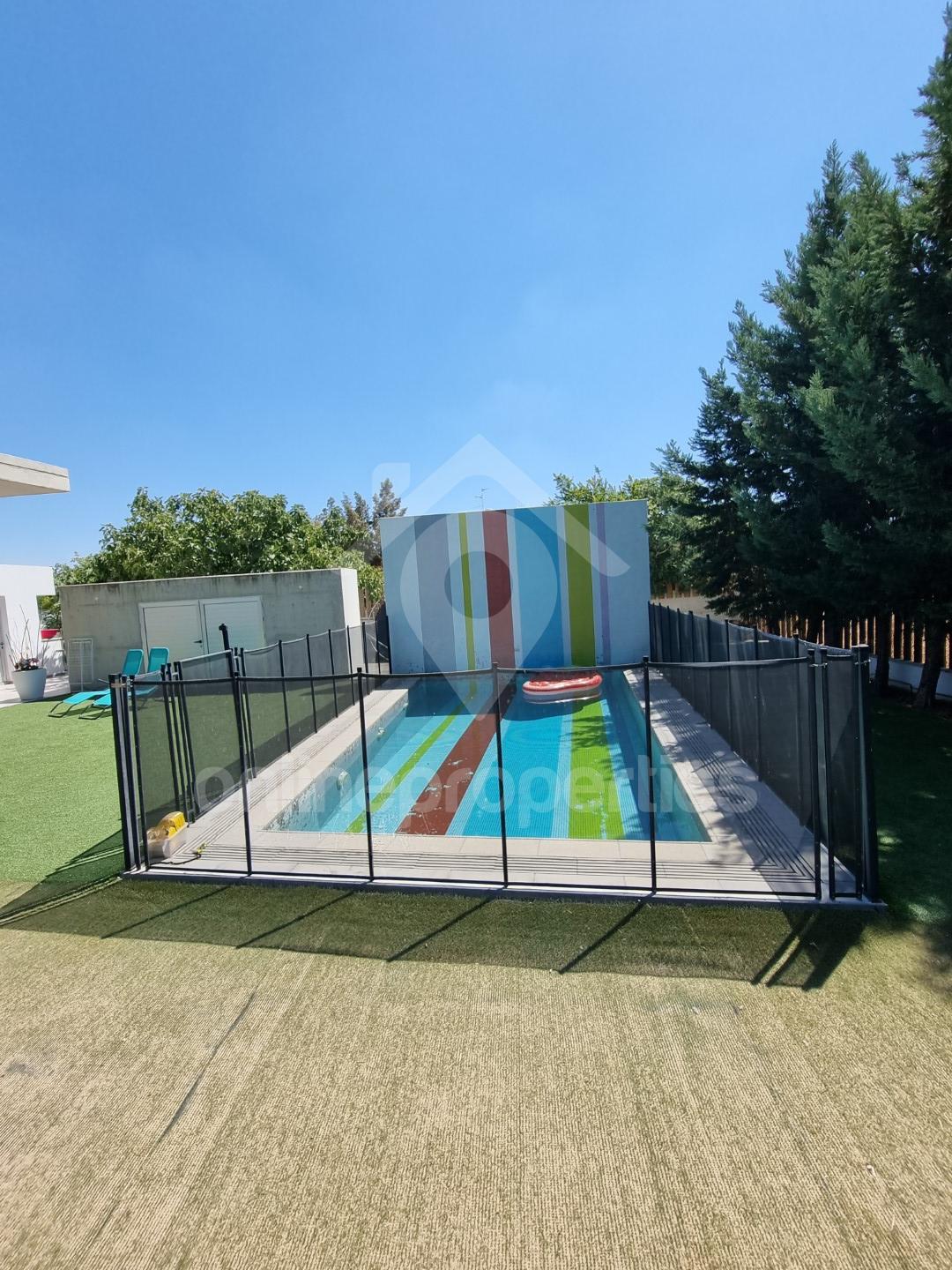 To change image, hover mouse over thumbnails below