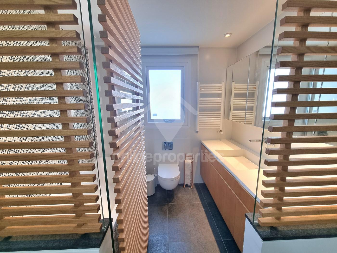 To change image, hover mouse over thumbnails below