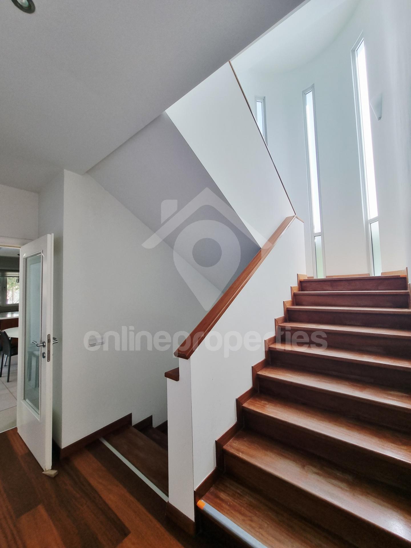 To change image, hover mouse over thumbnails below