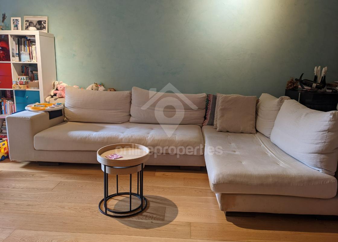 To change image, hover mouse over thumbnails below