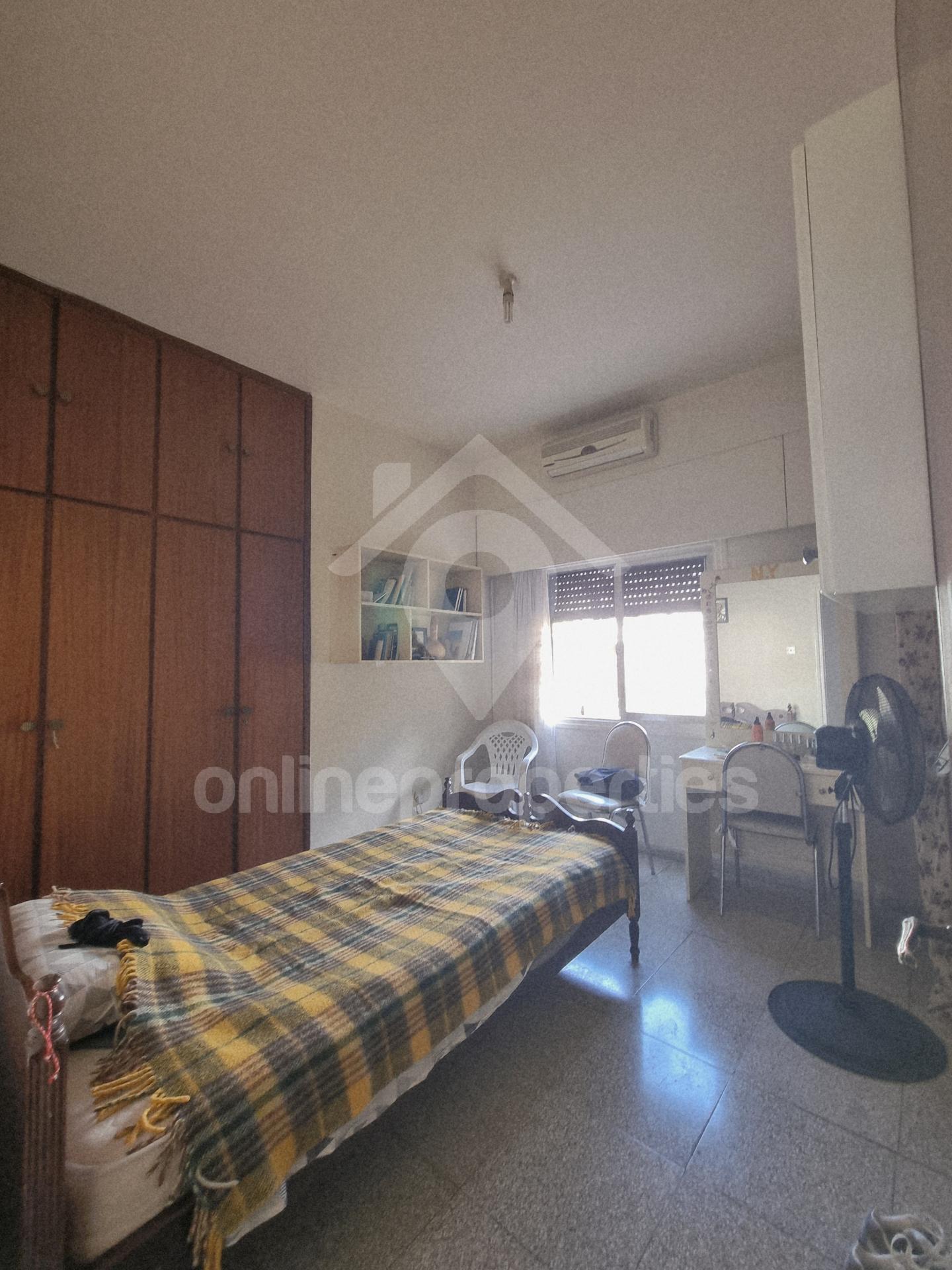 To change image, hover mouse over thumbnails below