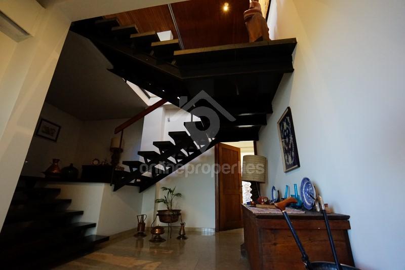 To change image, hover mouse over thumbnails below