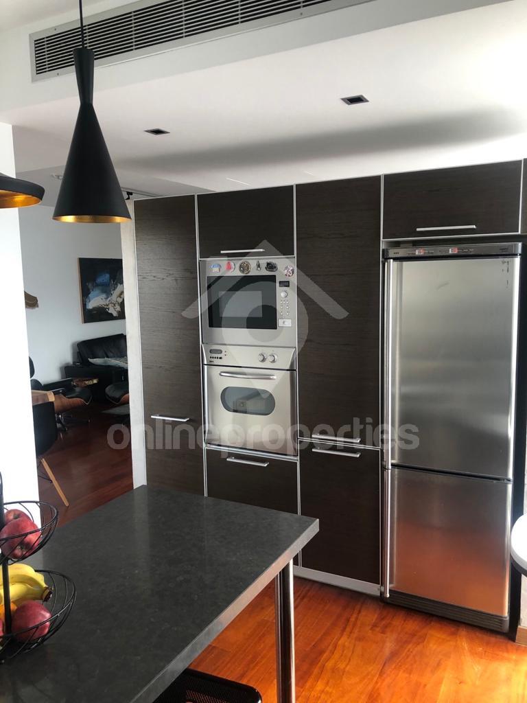 To change image, hover mouse over thumbnails below