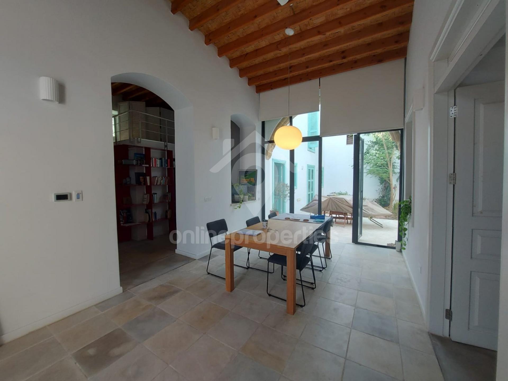 To change image, hover mouse over thumbnails below