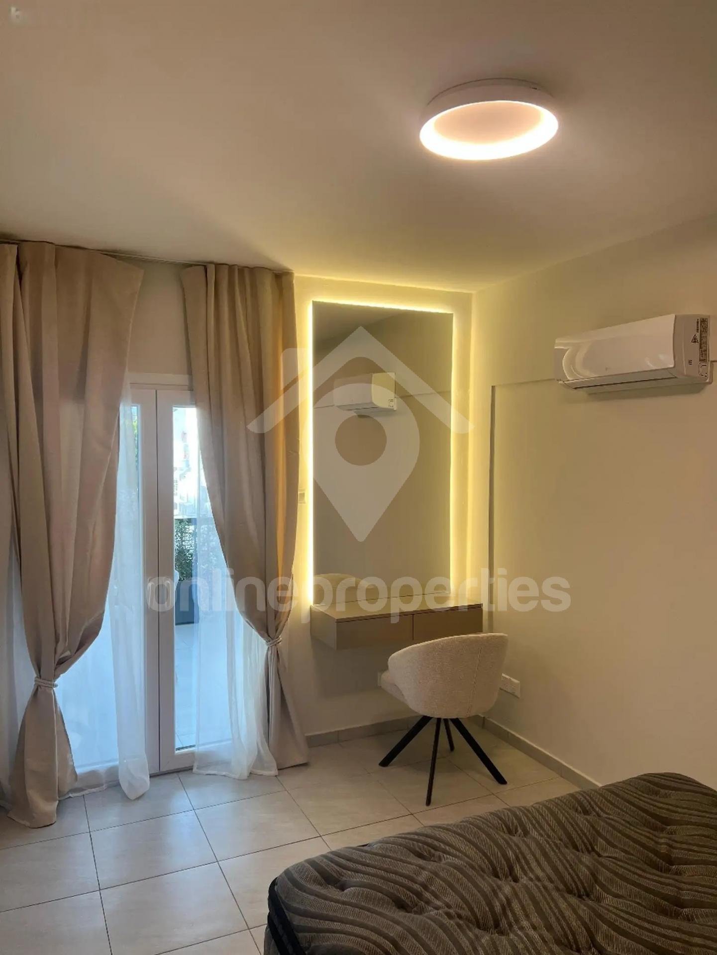 To change image, hover mouse over thumbnails below