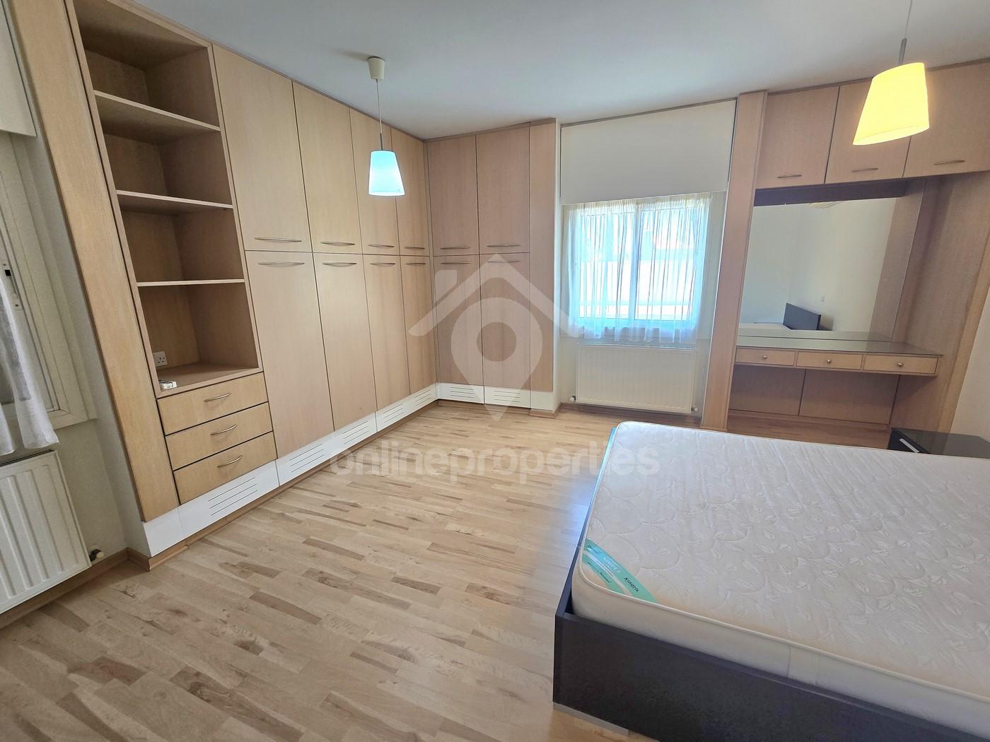 To change image, hover mouse over thumbnails below