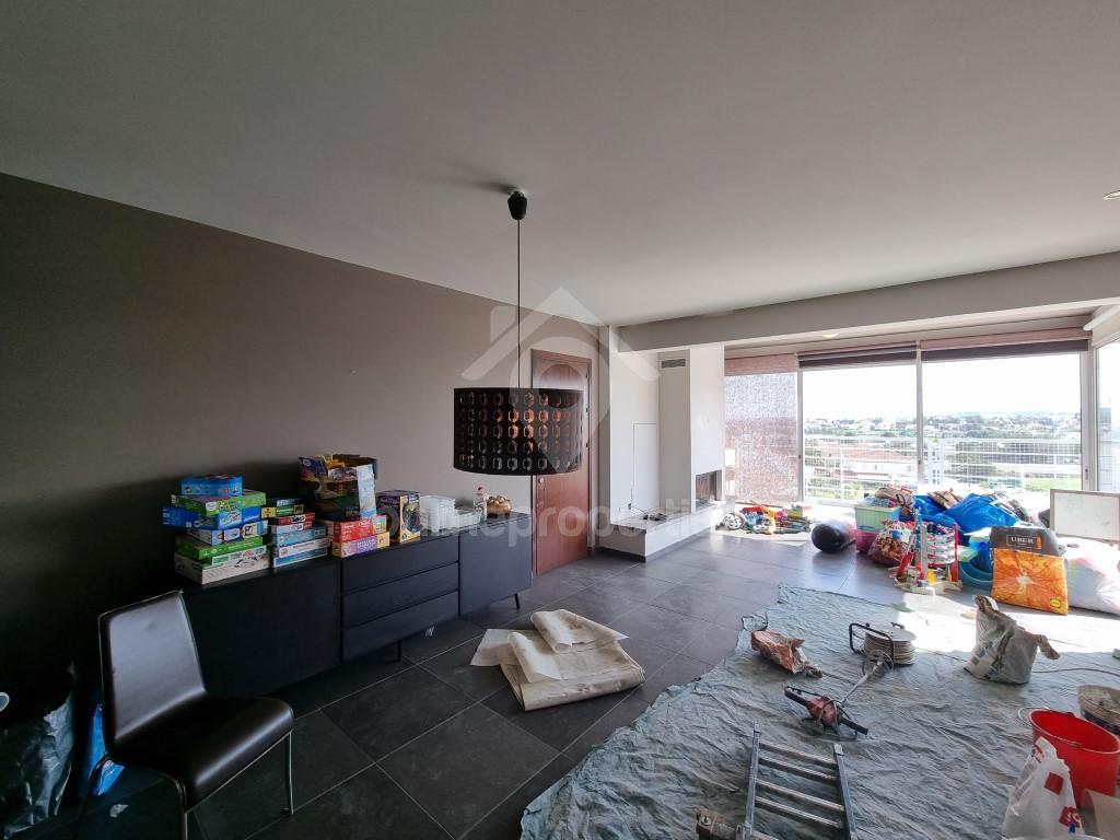 To change image, hover mouse over thumbnails below