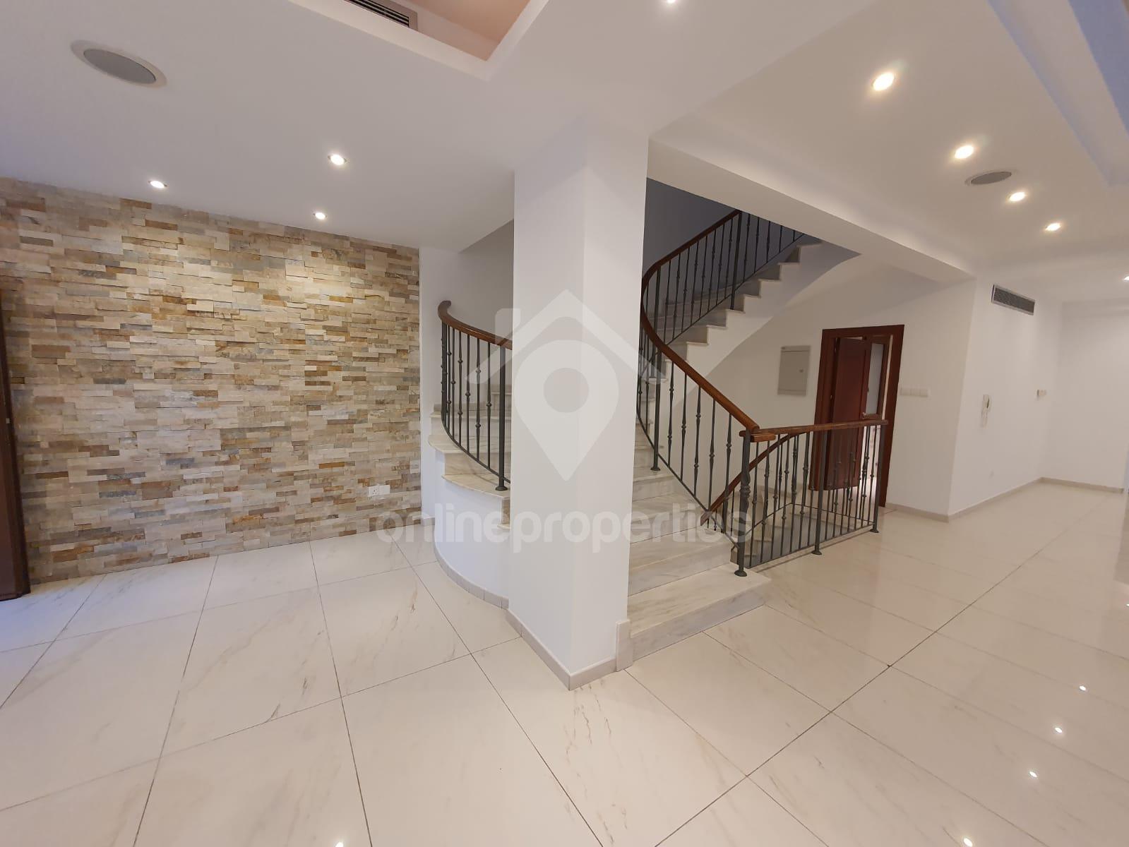 To change image, hover mouse over thumbnails below