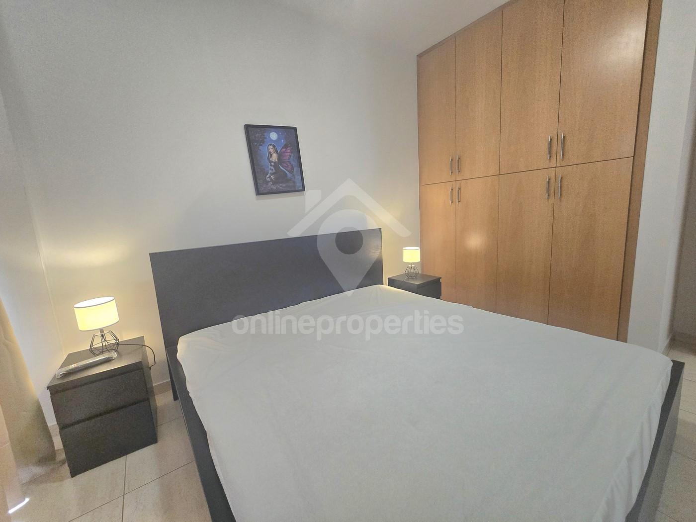 To change image, hover mouse over thumbnails below