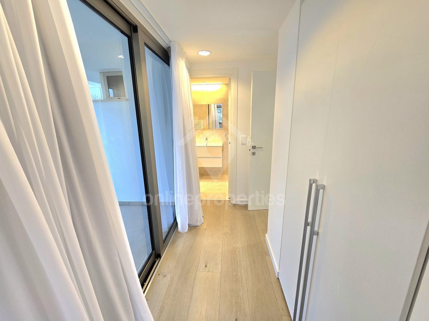 To change image, hover mouse over thumbnails below