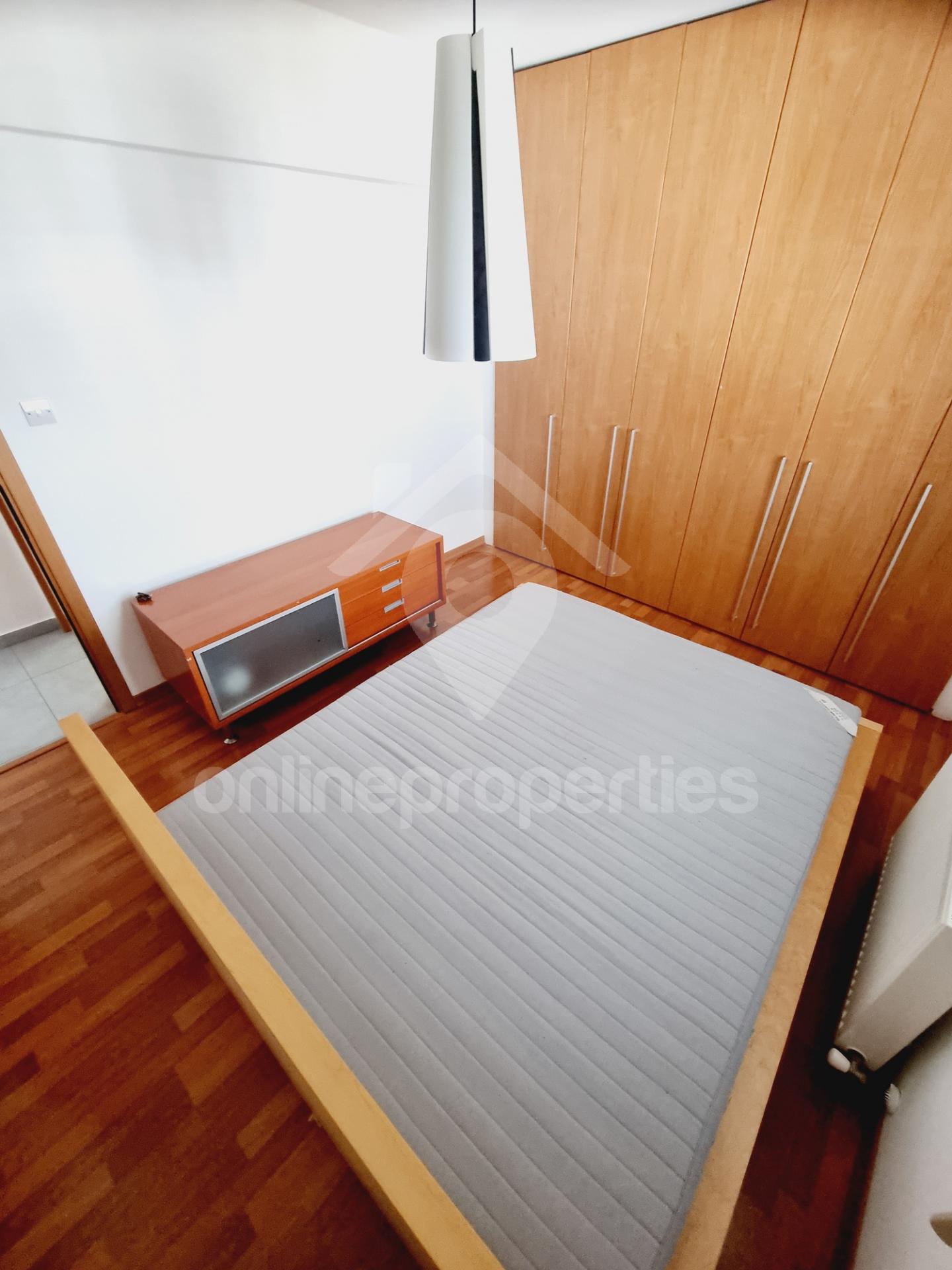 To change image, hover mouse over thumbnails below