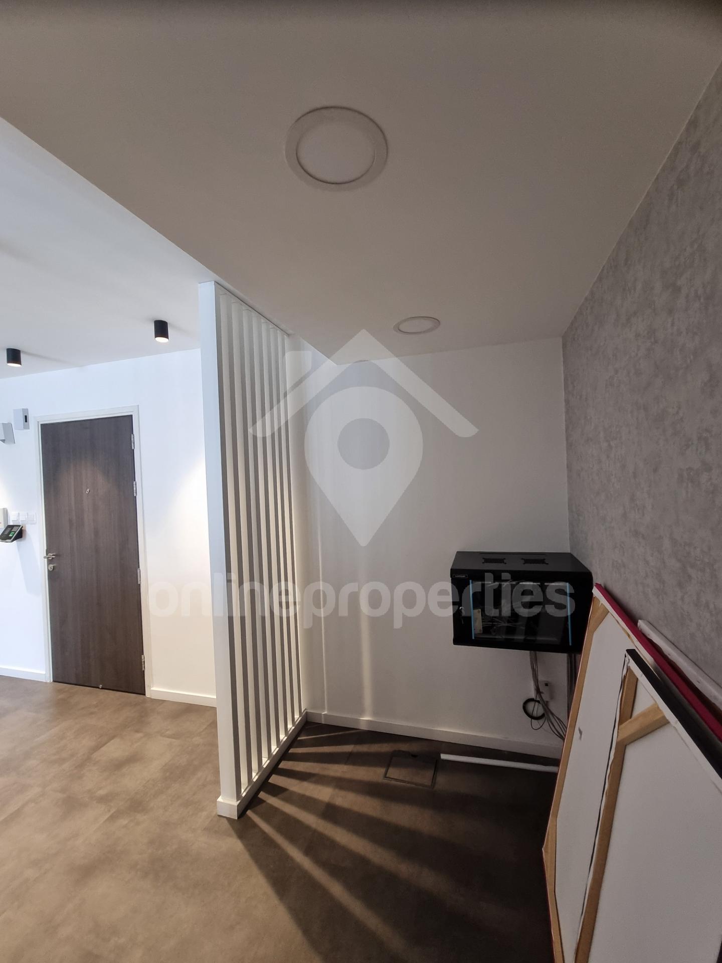 To change image, hover mouse over thumbnails below