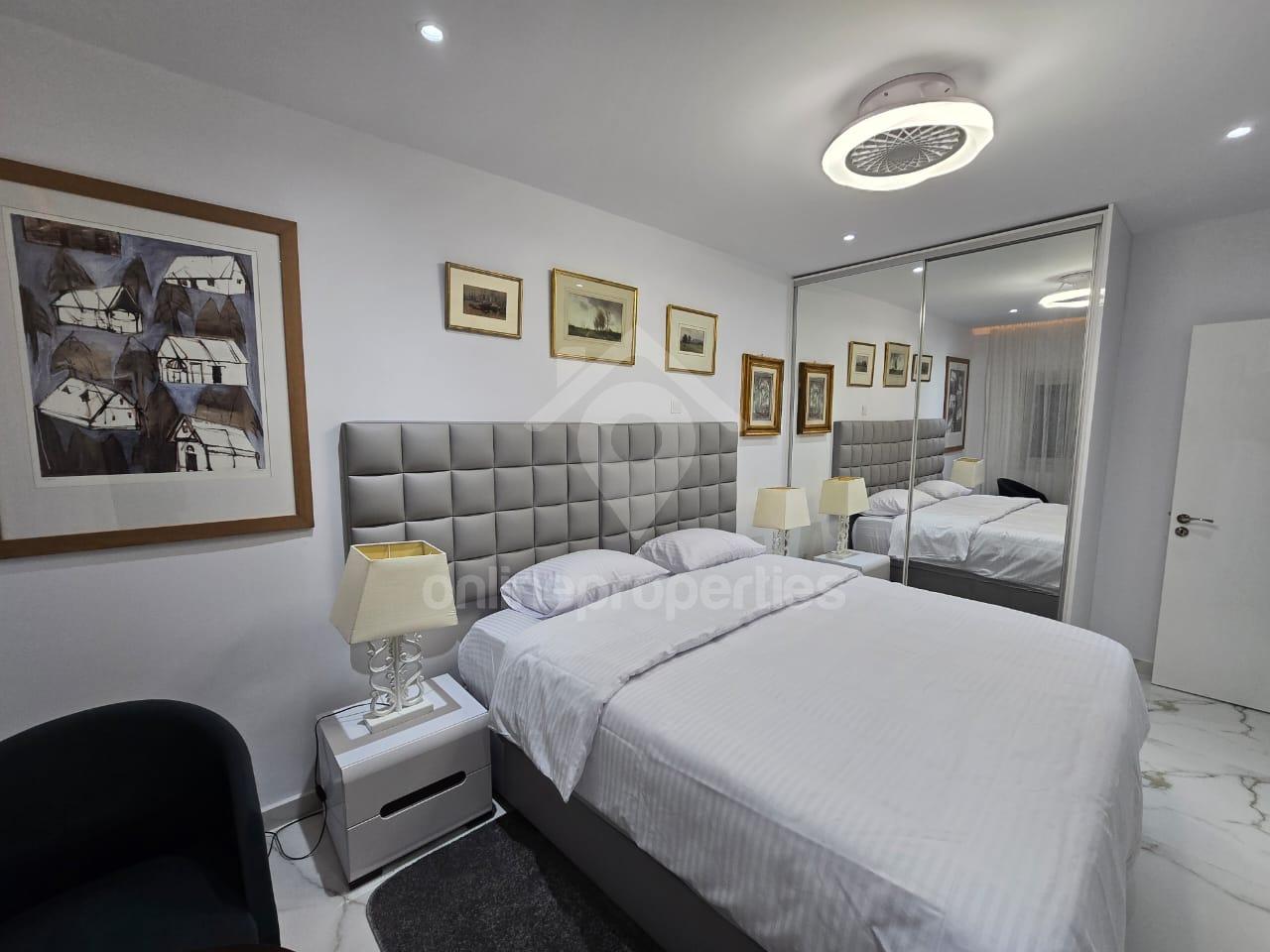 To change image, hover mouse over thumbnails below