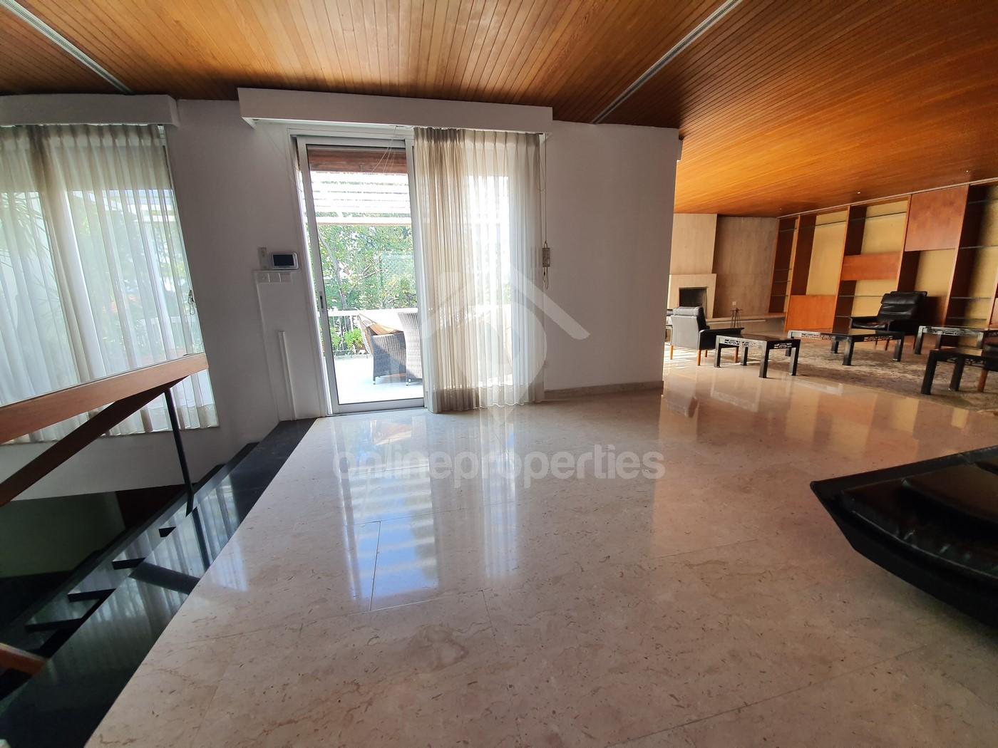 To change image, hover mouse over thumbnails below