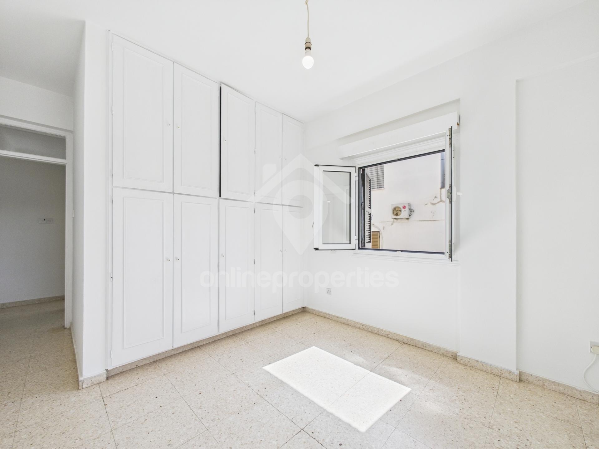 To change image, hover mouse over thumbnails below