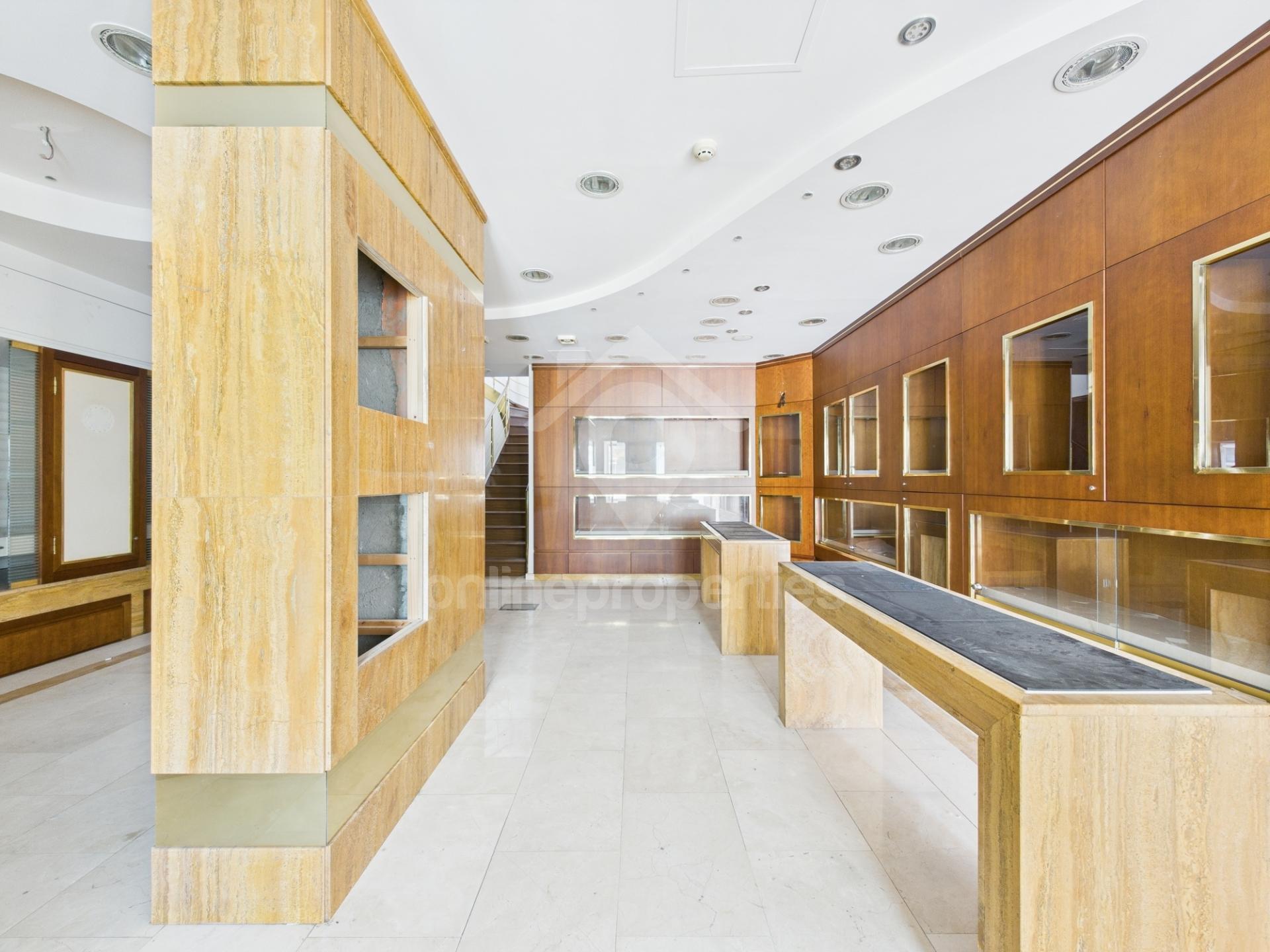 To change image, hover mouse over thumbnails below