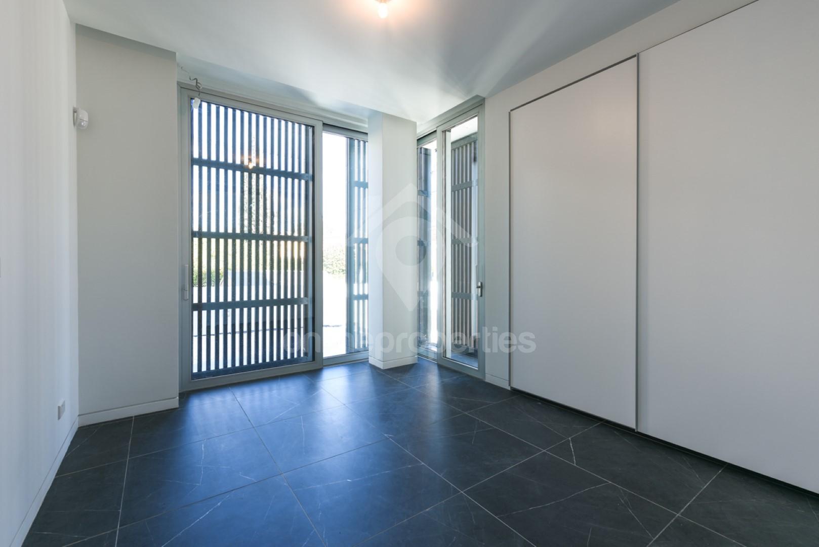 To change image, hover mouse over thumbnails below