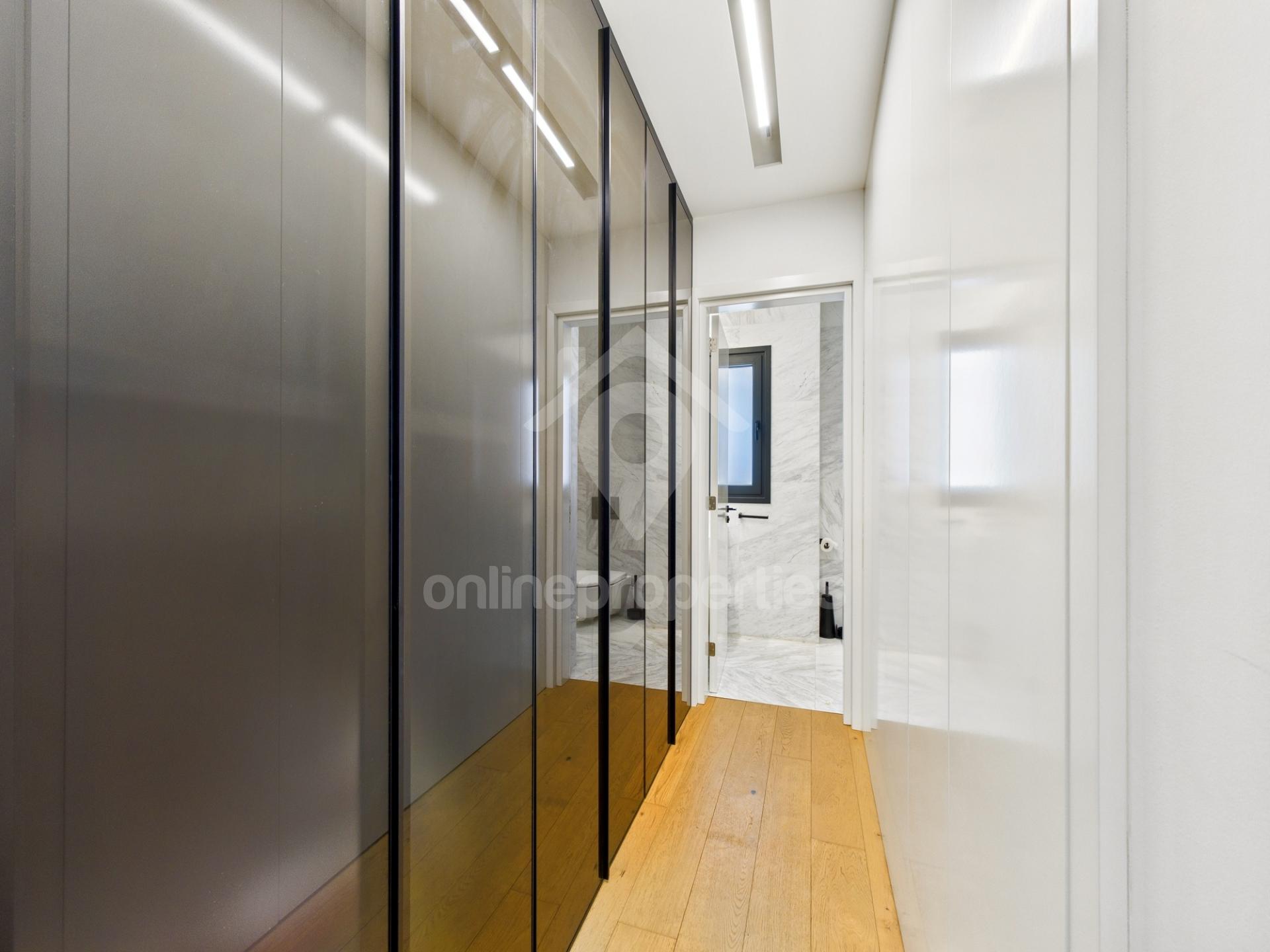 To change image, hover mouse over thumbnails below