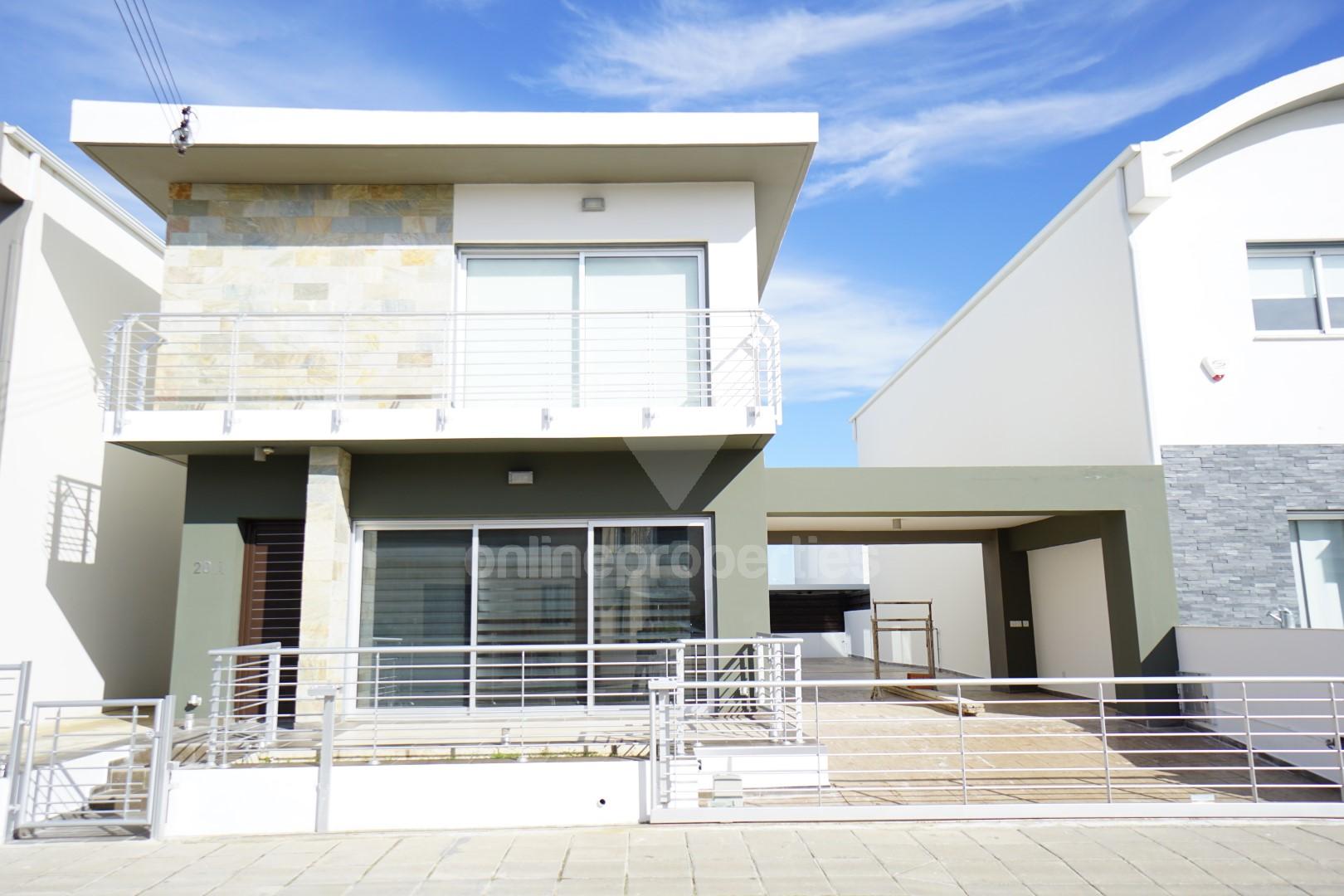 Detached House of 4bed+large playroom/maid's