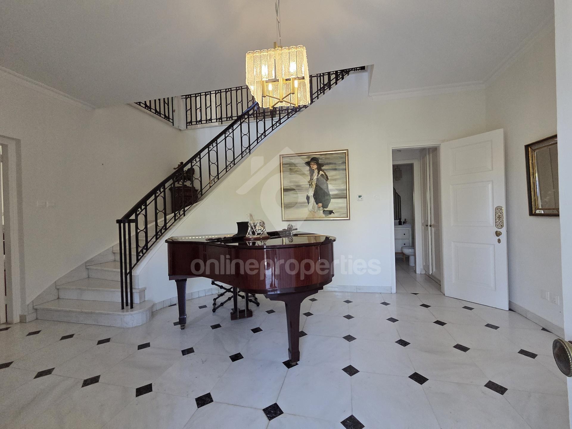 To change image, hover mouse over thumbnails below