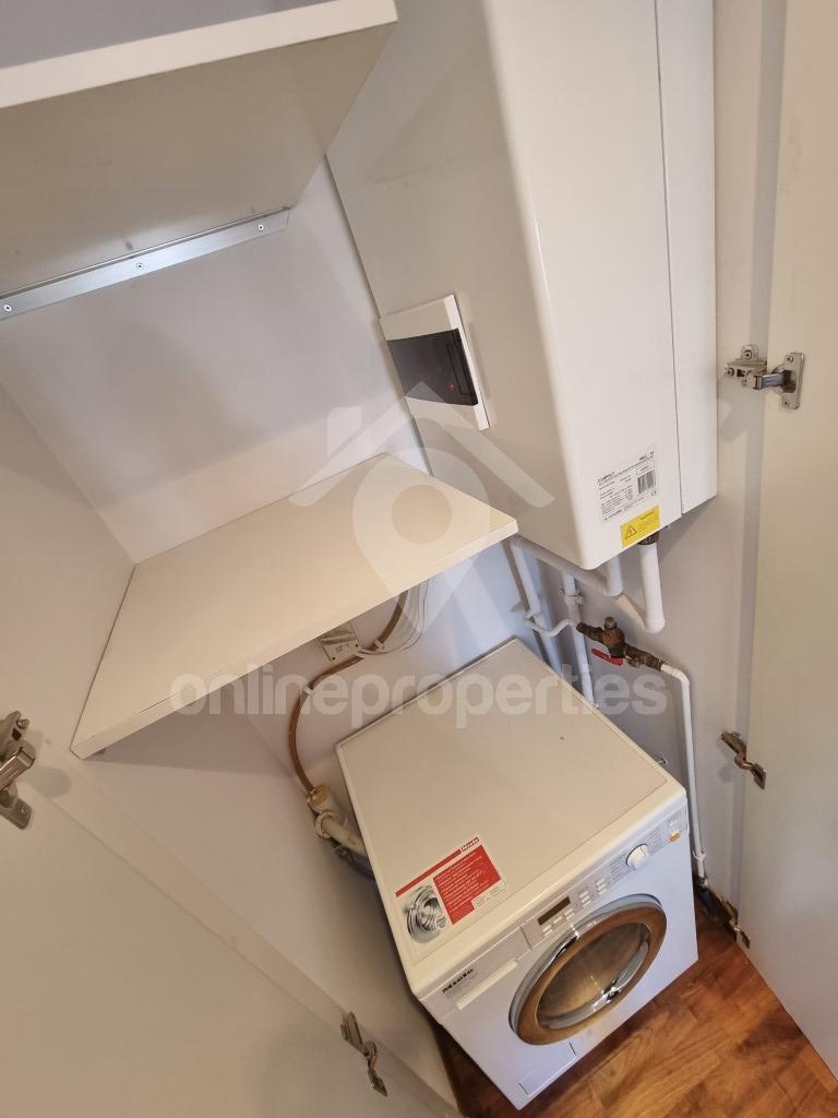 To change image, hover mouse over thumbnails below