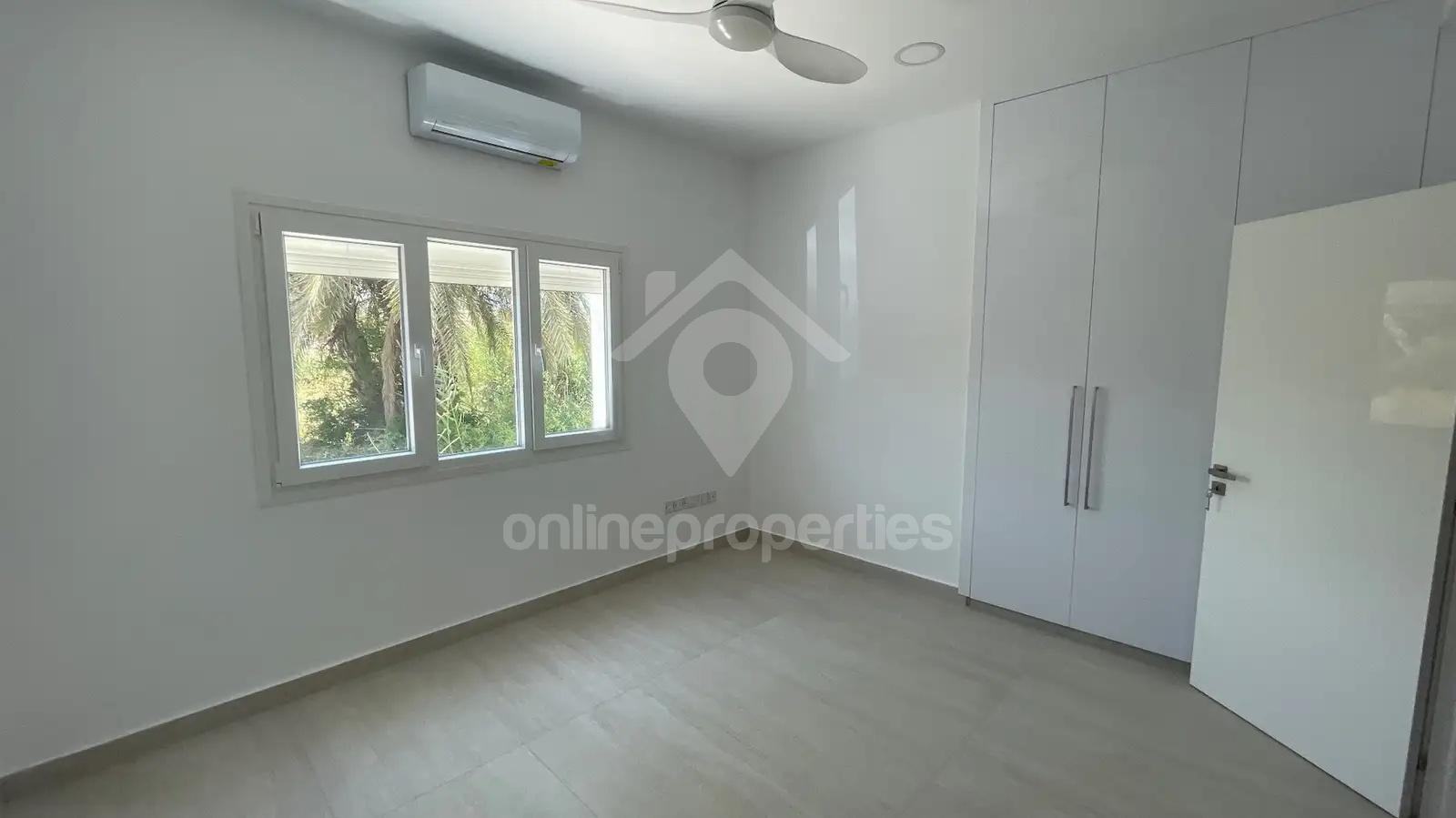 To change image, hover mouse over thumbnails below