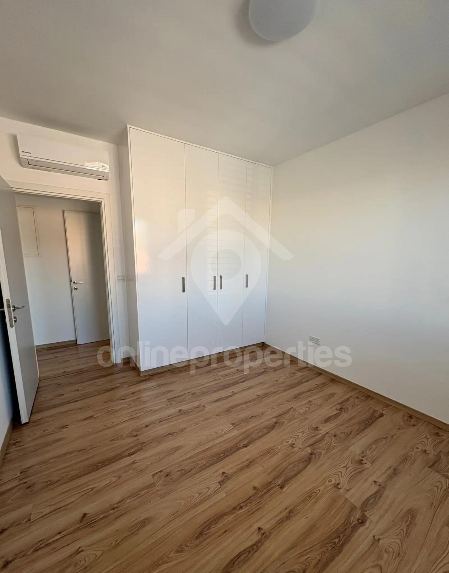 To change image, hover mouse over thumbnails below