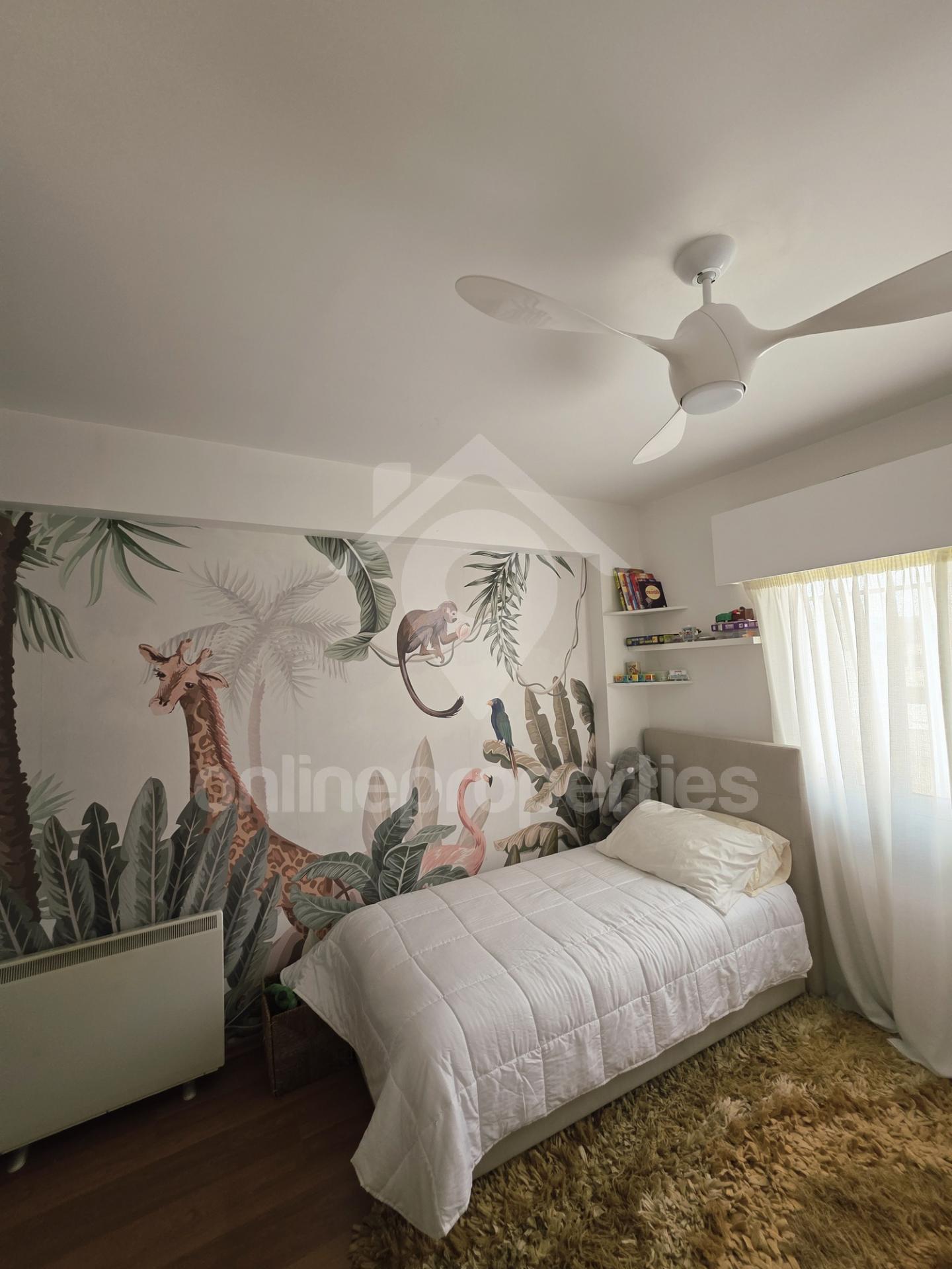 To change image, hover mouse over thumbnails below