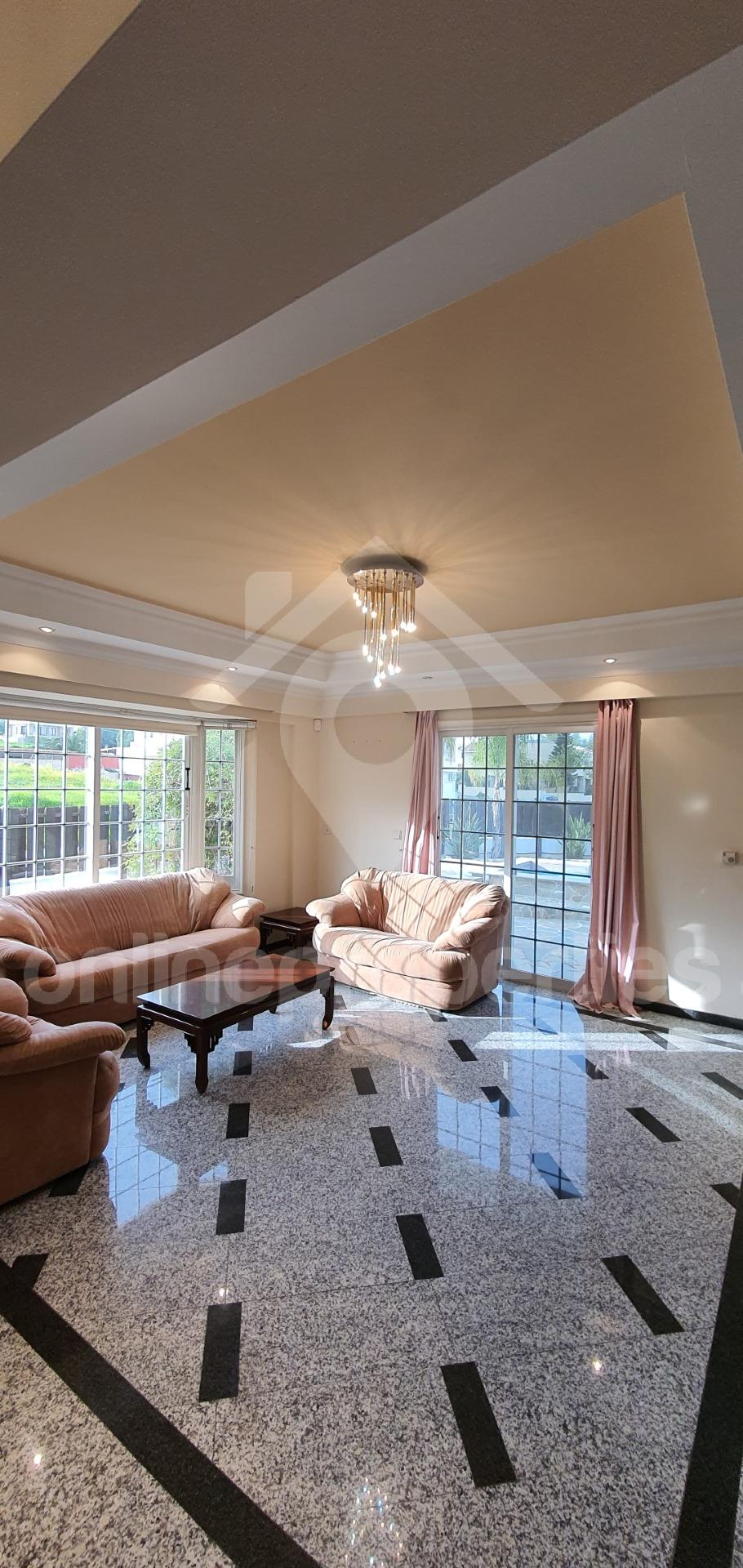 To change image, hover mouse over thumbnails below