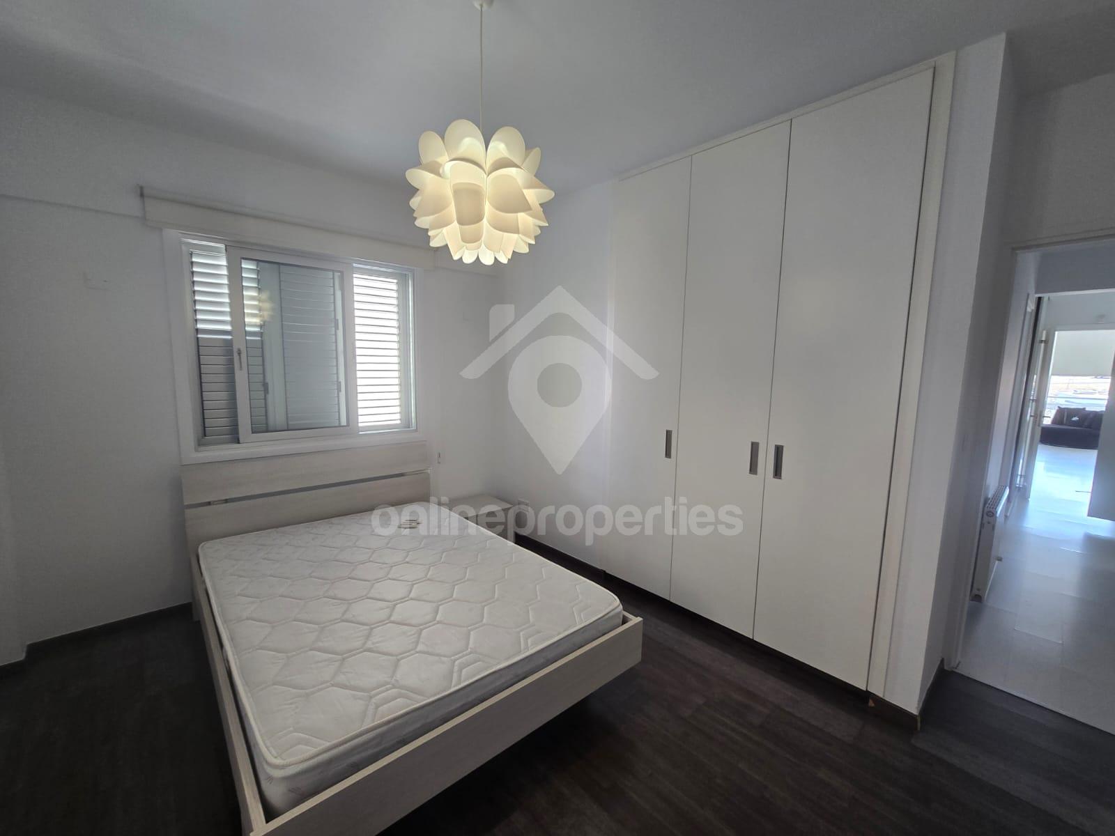 To change image, hover mouse over thumbnails below