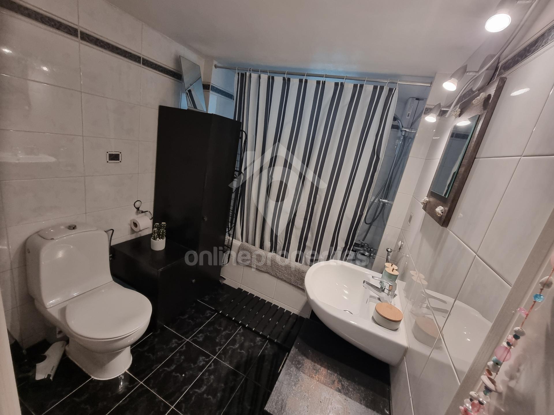 To change image, hover mouse over thumbnails below