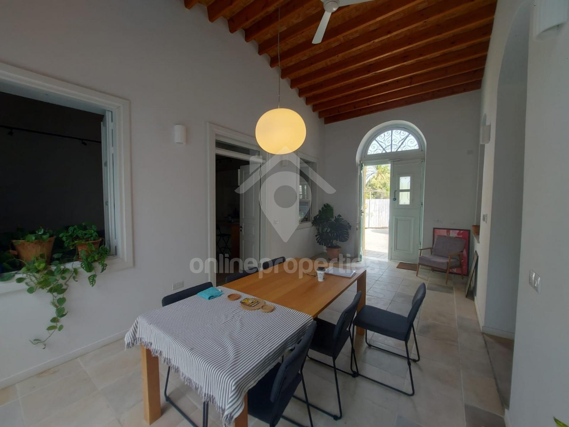 To change image, hover mouse over thumbnails below