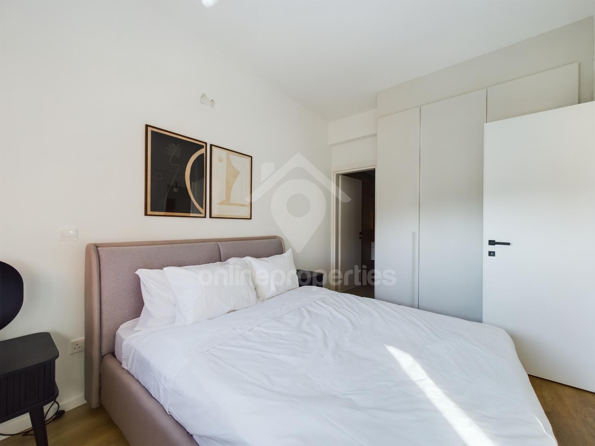 To change image, hover mouse over thumbnails below