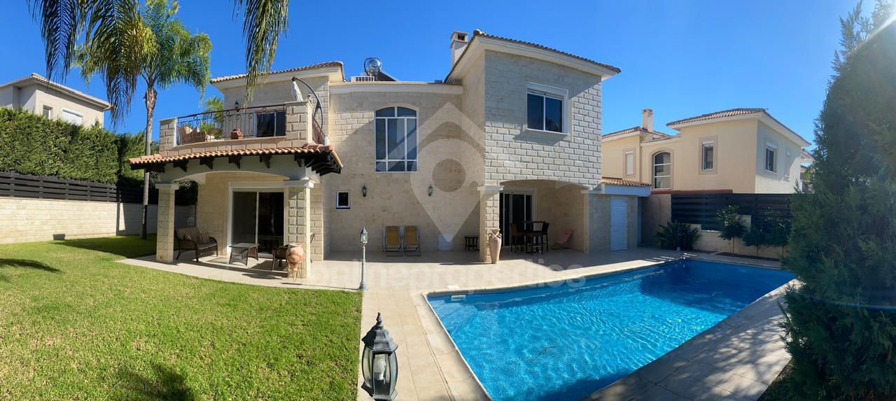 Stunning villa with private pool-resale