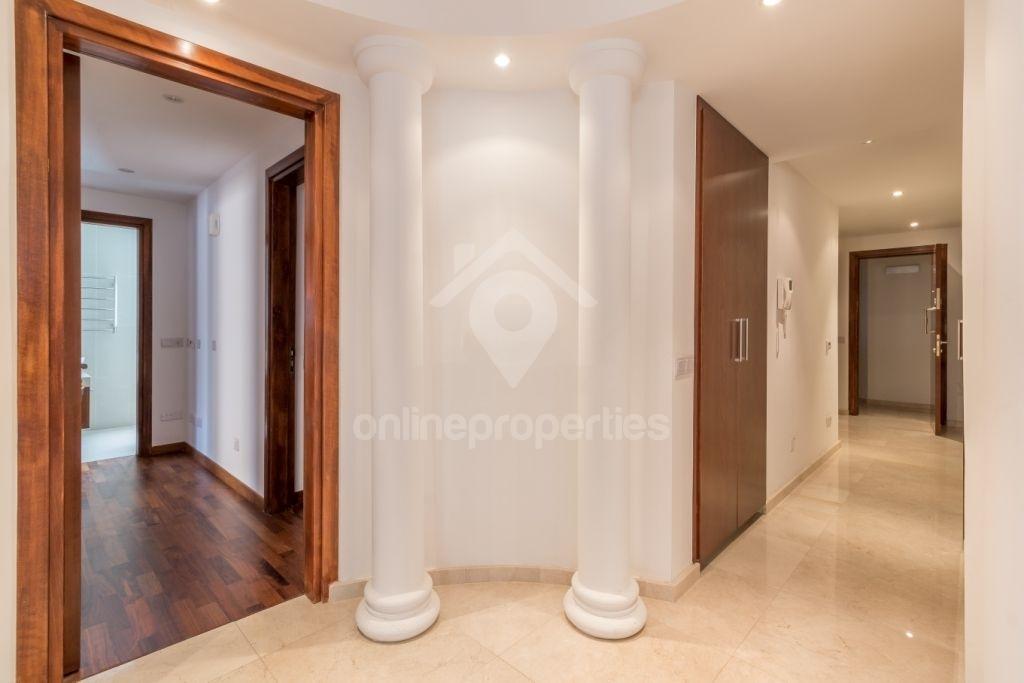 To change image, hover mouse over thumbnails below